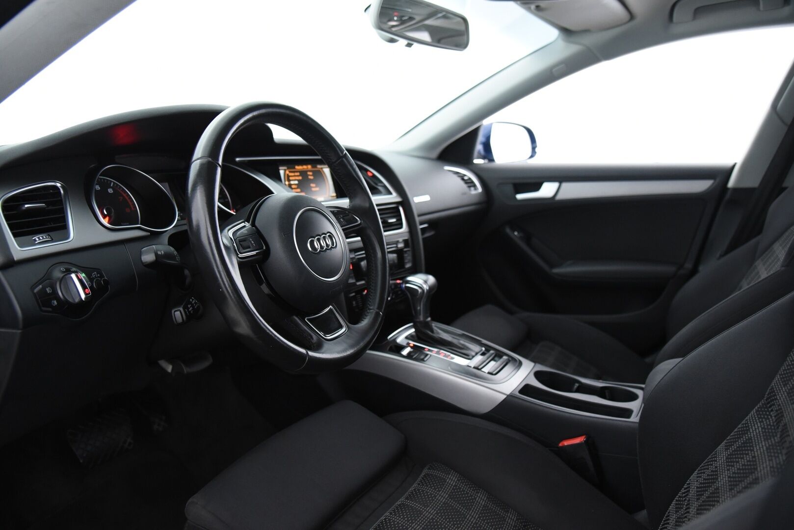Audi A5 2014 Sportback Business 1,8 TFSI 125 kW multitronic / Suomi-Auto / Vakkari / Lohkolämmitin / Sport-Penkit / P-tutkat / BT-Audio - Asianmukaisesti huollettu koko käyttöiän ajan & Runsaasti lisätöitä tehty!