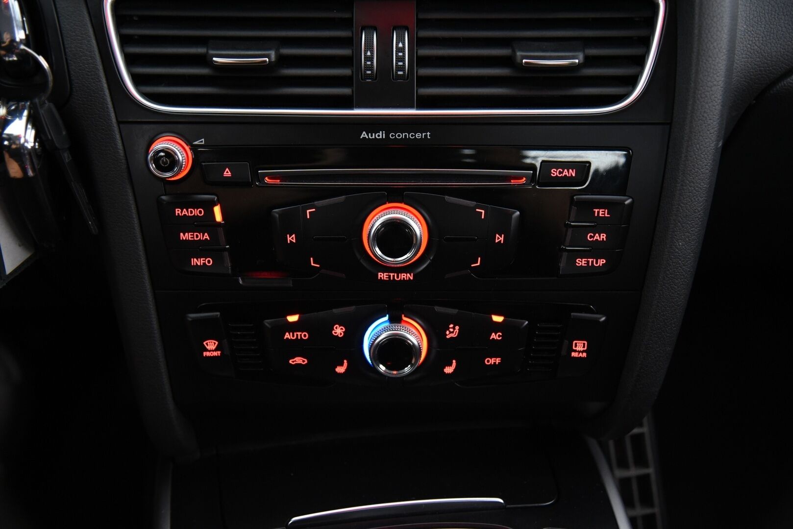 Audi A5 2014 Sportback Business 1,8 TFSI 125 kW multitronic / Suomi-Auto / Vakkari / Lohkolämmitin / Sport-Penkit / P-tutkat / BT-Audio - Asianmukaisesti huollettu koko käyttöiän ajan & Runsaasti lisätöitä tehty!