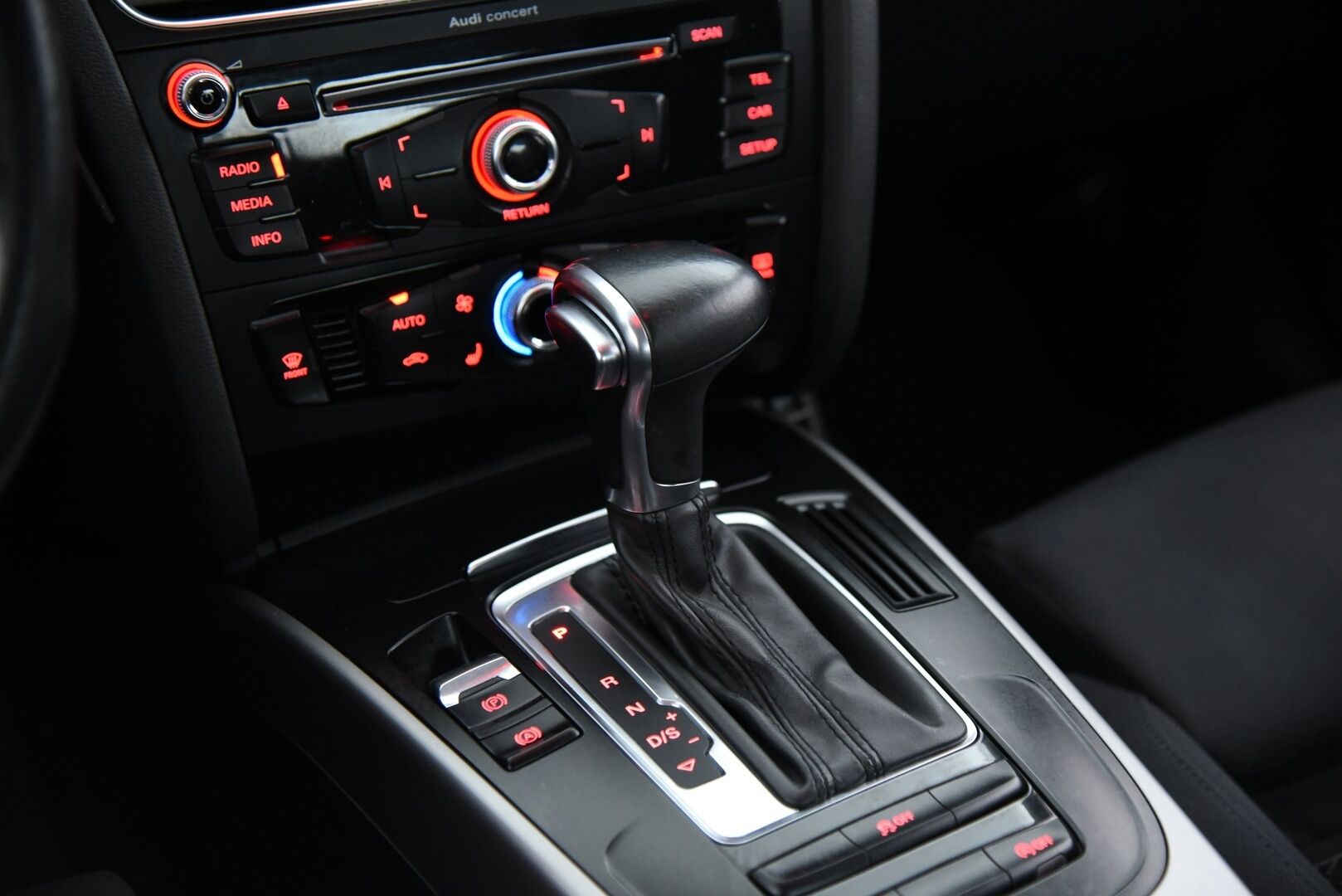 Audi A5 2014 Sportback Business 1,8 TFSI 125 kW multitronic / Suomi-Auto / Vakkari / Lohkolämmitin / Sport-Penkit / P-tutkat / BT-Audio - Asianmukaisesti huollettu koko käyttöiän ajan & Runsaasti lisätöitä tehty!