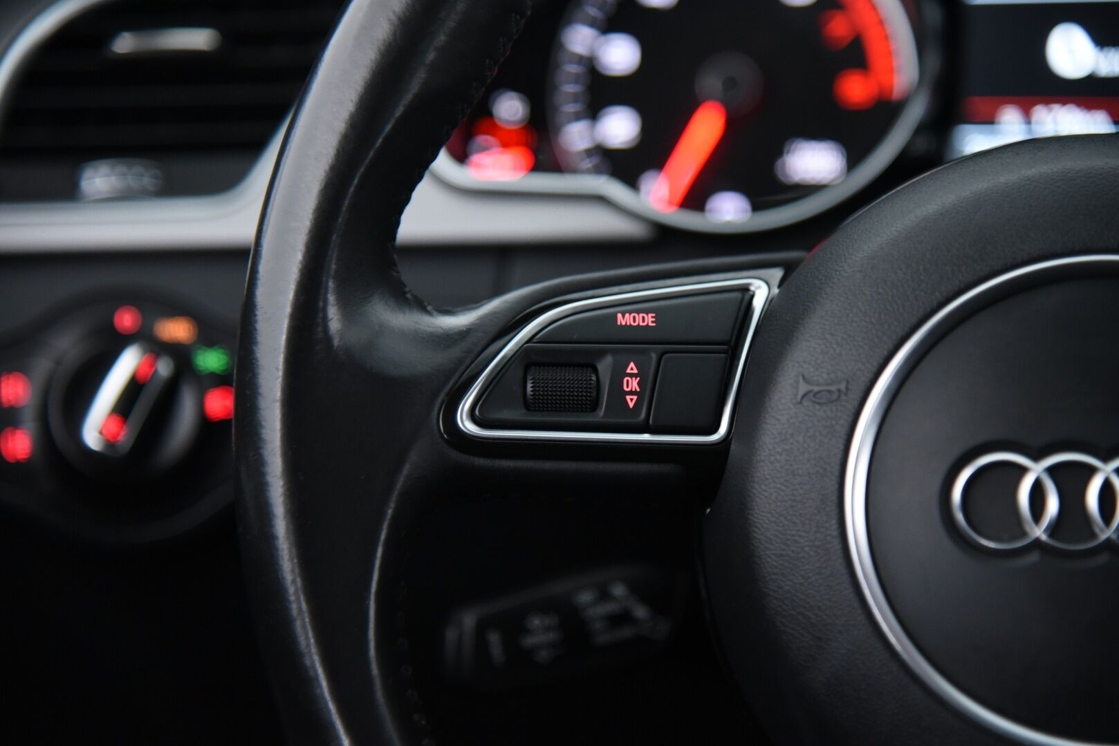 Audi A5 2014 Sportback Business 1,8 TFSI 125 kW multitronic / Suomi-Auto / Vakkari / Lohkolämmitin / Sport-Penkit / P-tutkat / BT-Audio - Asianmukaisesti huollettu koko käyttöiän ajan & Runsaasti lisätöitä tehty!