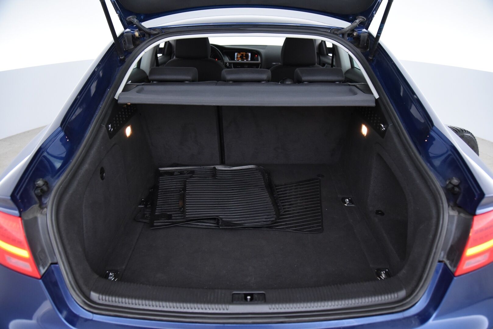 Audi A5 2014 Sportback Business 1,8 TFSI 125 kW multitronic / Suomi-Auto / Vakkari / Lohkolämmitin / Sport-Penkit / P-tutkat / BT-Audio - Asianmukaisesti huollettu koko käyttöiän ajan & Runsaasti lisätöitä tehty!