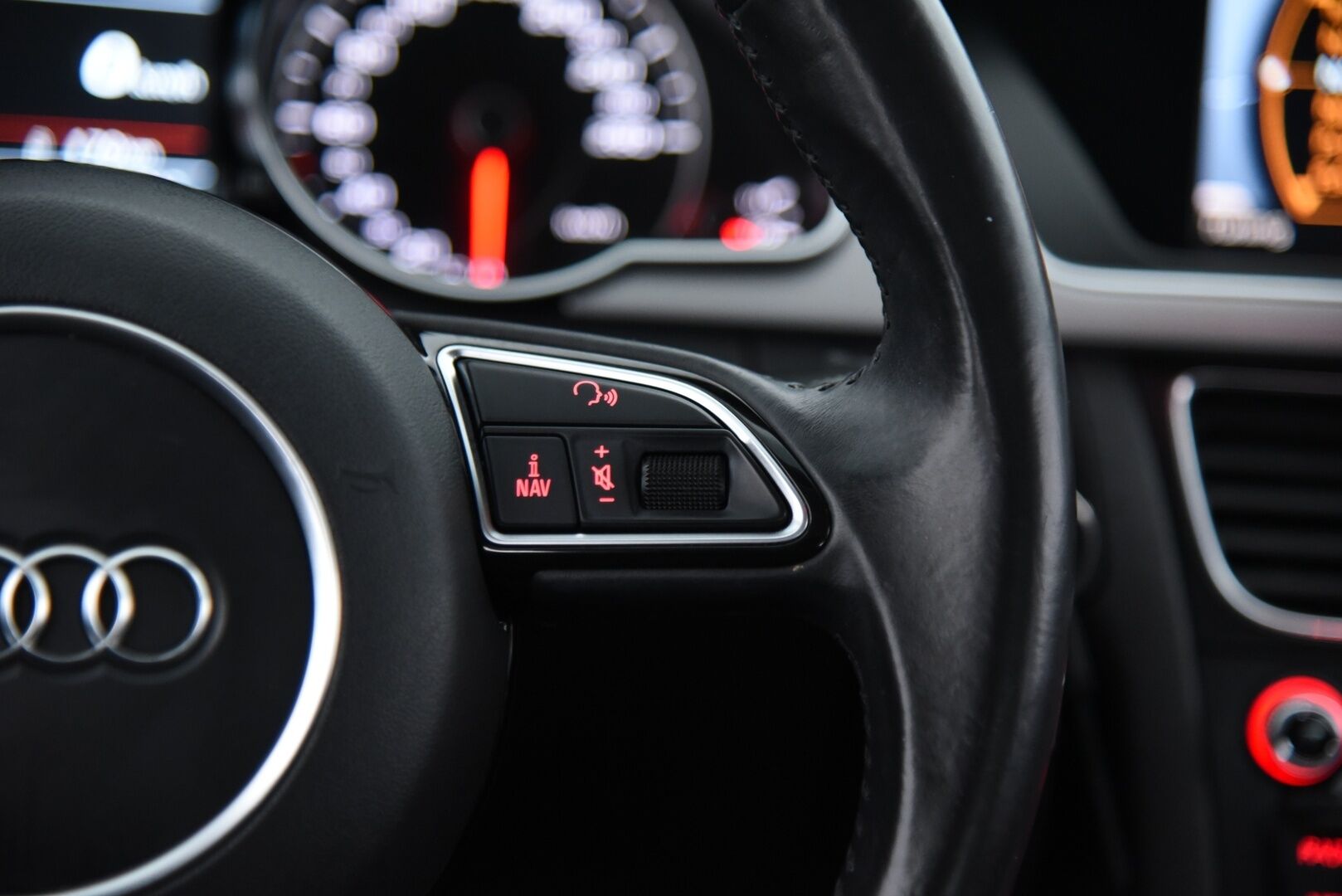 Audi A5 2014 Sportback Business 1,8 TFSI 125 kW multitronic / Suomi-Auto / Vakkari / Lohkolämmitin / Sport-Penkit / P-tutkat / BT-Audio - Asianmukaisesti huollettu koko käyttöiän ajan & Runsaasti lisätöitä tehty!