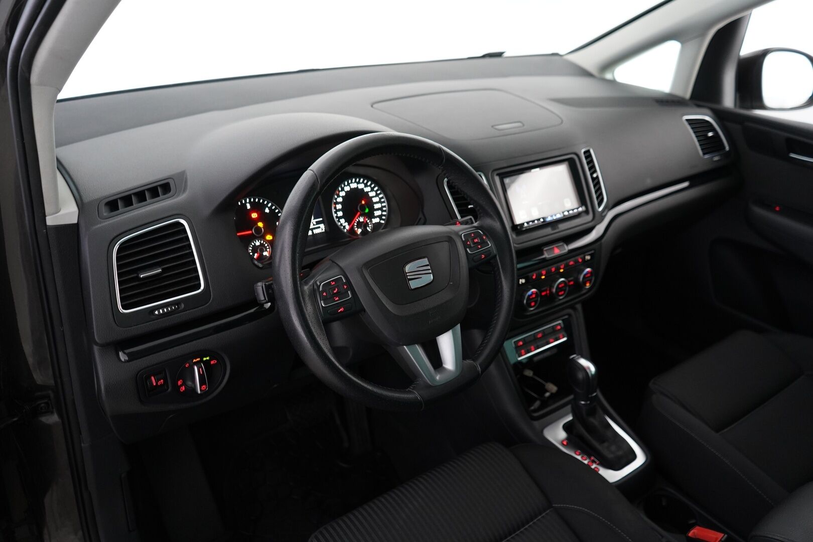 Seat Alhambra 2014 2,0 TDI 177 Style Business DSG 7H * Vakkari / Tutkat / Lohko /  Koukku / Lasikatto * - Suomi-auto / Myydään juuri katsastettuna & huollettuna / Kahdet OEM vanteet / 7-Paikkainen