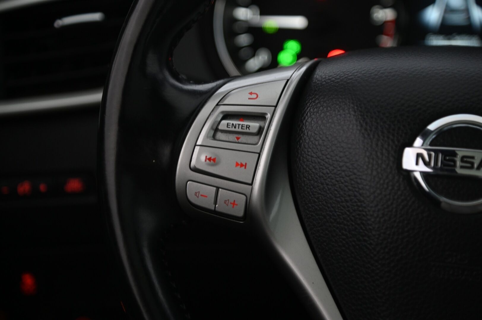 Nissan Qashqai 2014 1,6dCi Tekna 4WD 6M/T Driver Asst Alcantara Premier *Lasikatto/  Nahka-alcantara/  360 Kamera/  Blis/  Koukku* - Suomiauto / Juuri huollettu / Kattavat varusteet