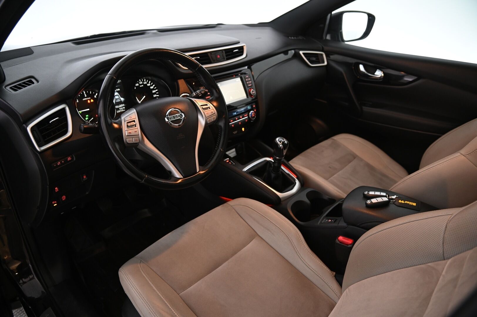 Nissan Qashqai 2014 1,6dCi Tekna 4WD 6M/T Driver Asst Alcantara Premier *Lasikatto/  Nahka-alcantara/  360 Kamera/  Blis/  Koukku* - Suomiauto / Juuri huollettu / Kattavat varusteet
