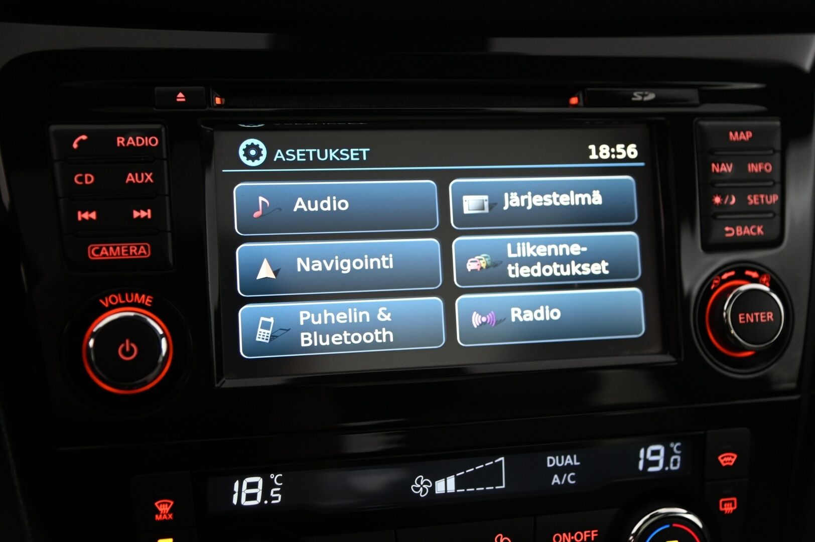 Nissan Qashqai 2014 1,6dCi Tekna 4WD 6M/T Driver Asst Alcantara Premier *Lasikatto/  Nahka-alcantara/  360 Kamera/  Blis/  Koukku* - Suomiauto / Juuri huollettu / Kattavat varusteet