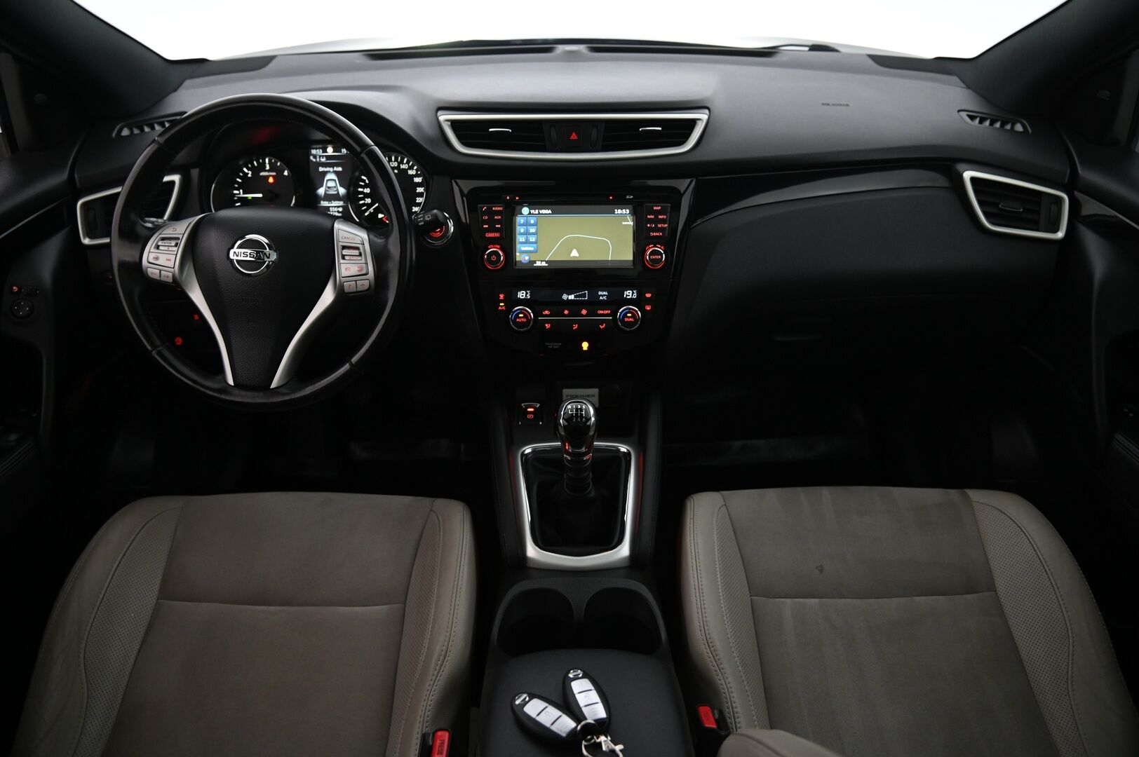 Nissan Qashqai 2014 1,6dCi Tekna 4WD 6M/T Driver Asst Alcantara Premier *Lasikatto/  Nahka-alcantara/  360 Kamera/  Blis/  Koukku* - Suomiauto / Juuri huollettu / Kattavat varusteet