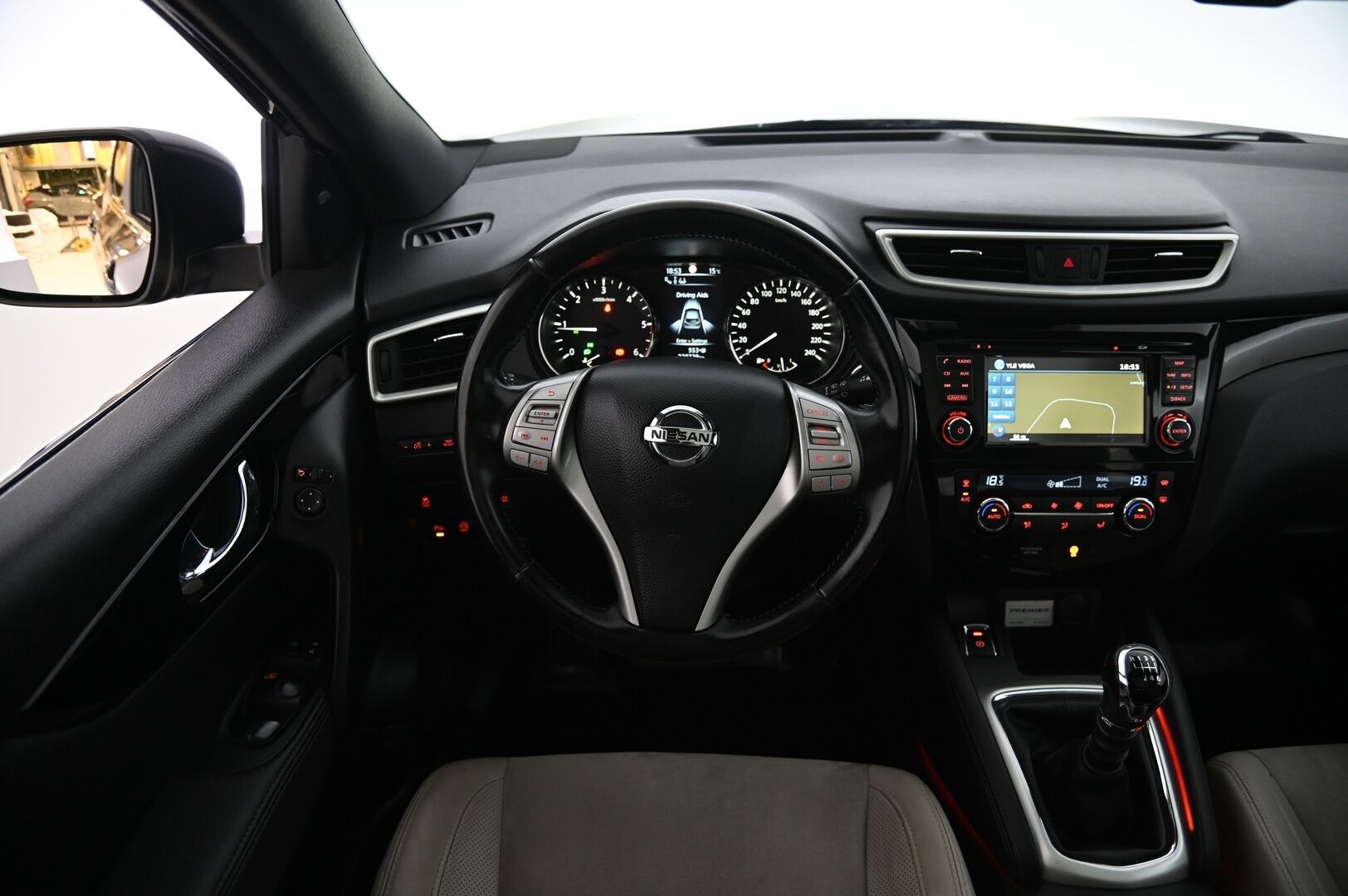 Nissan Qashqai 2014 1,6dCi Tekna 4WD 6M/T Driver Asst Alcantara Premier *Lasikatto/  Nahka-alcantara/  360 Kamera/  Blis/  Koukku* - Suomiauto / Juuri huollettu / Kattavat varusteet