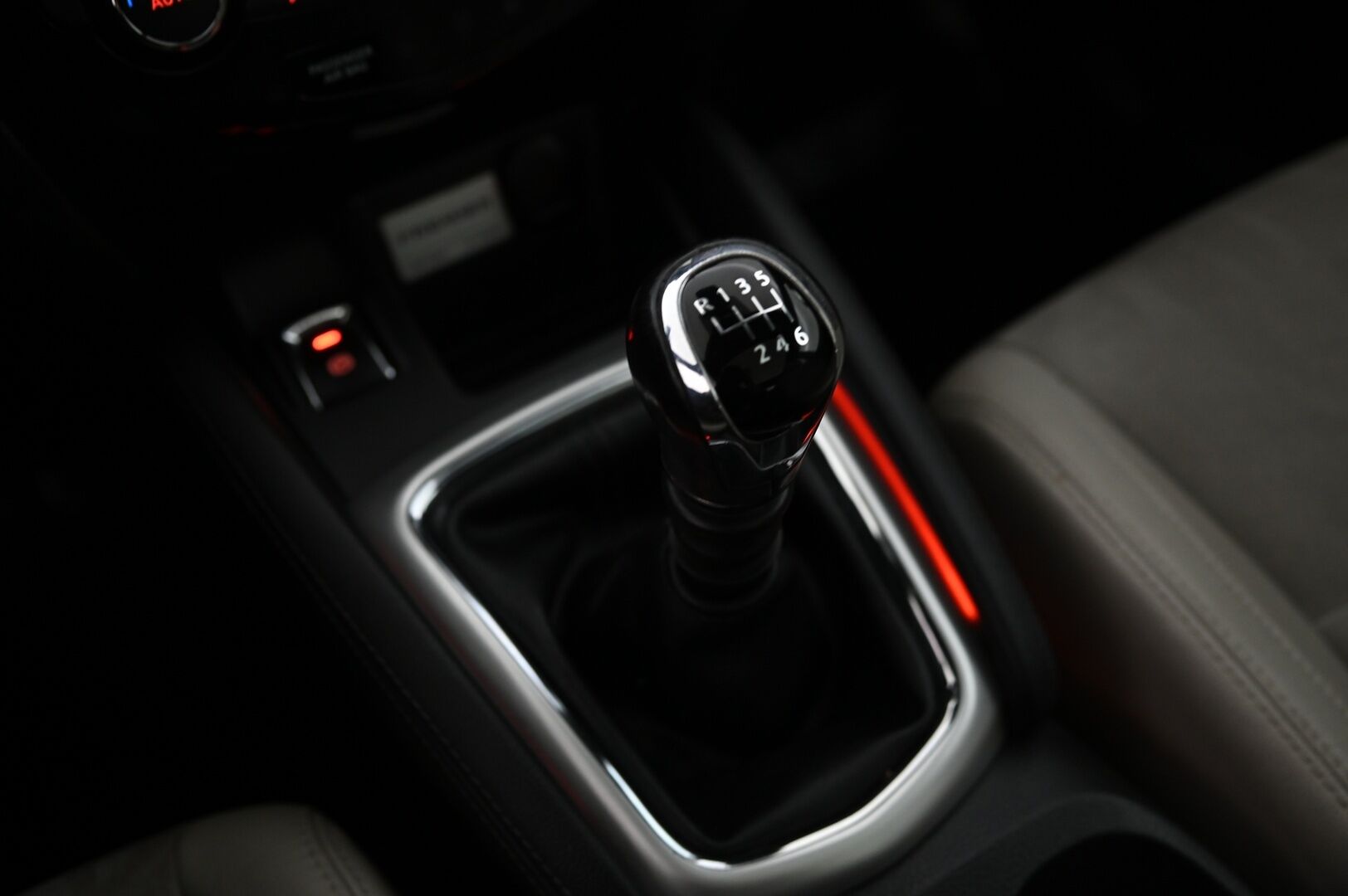 Nissan Qashqai 2014 1,6dCi Tekna 4WD 6M/T Driver Asst Alcantara Premier *Lasikatto/  Nahka-alcantara/  360 Kamera/  Blis/  Koukku* - Suomiauto / Juuri huollettu / Kattavat varusteet