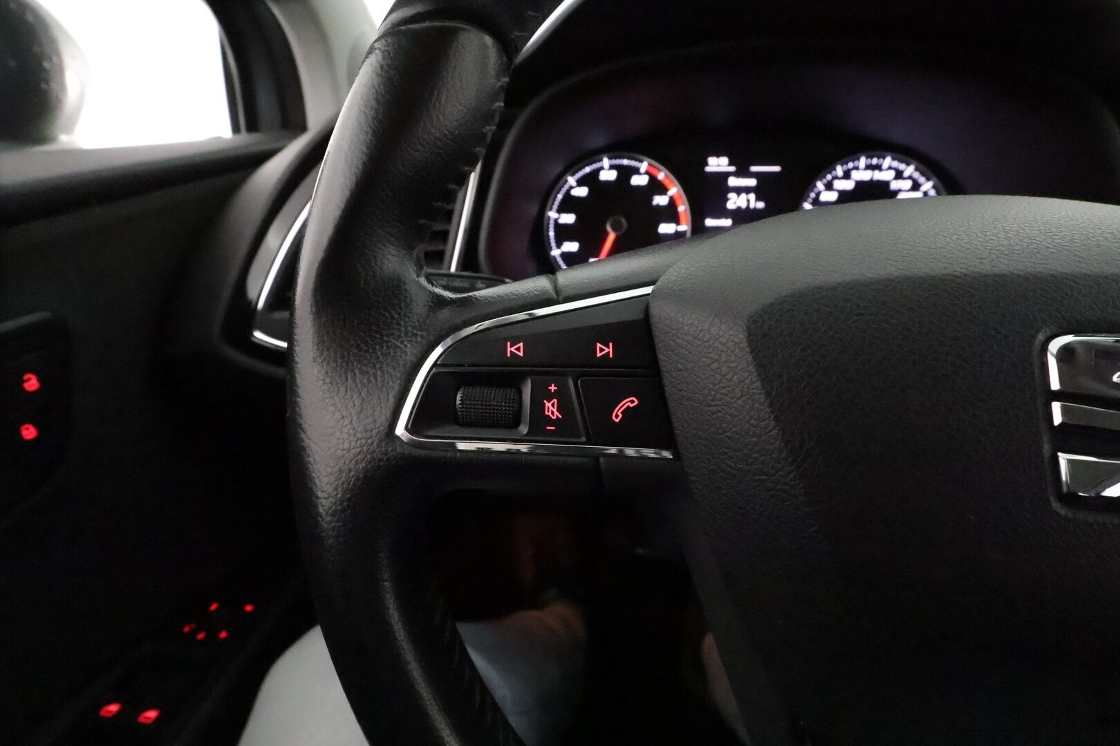 Seat Leon ST 2014 1,4 TSI 122 Style *Vakkari / P.tutkat / LED / Lohkolämmitin / Bluetooth* - Suomi-auto / Kahdet renkaat aluvanteilla