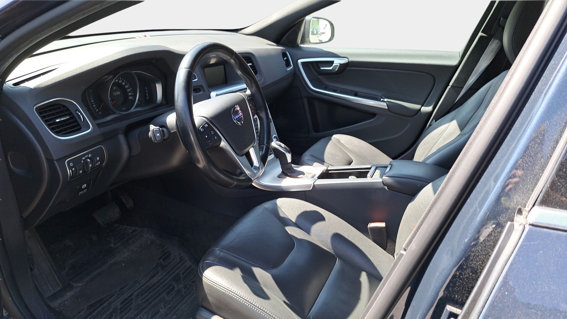 Volvo V60 2014 T3 Business Summum aut *Webasto / Koukku / Suomiauto / Muistipenkki / P.Tutkat / Bluetooth / Nahat / Tuore Jakopää* - Erittäin fiksut huollot! FIksu Suomiauto kaksilla hyvillä renkailla!