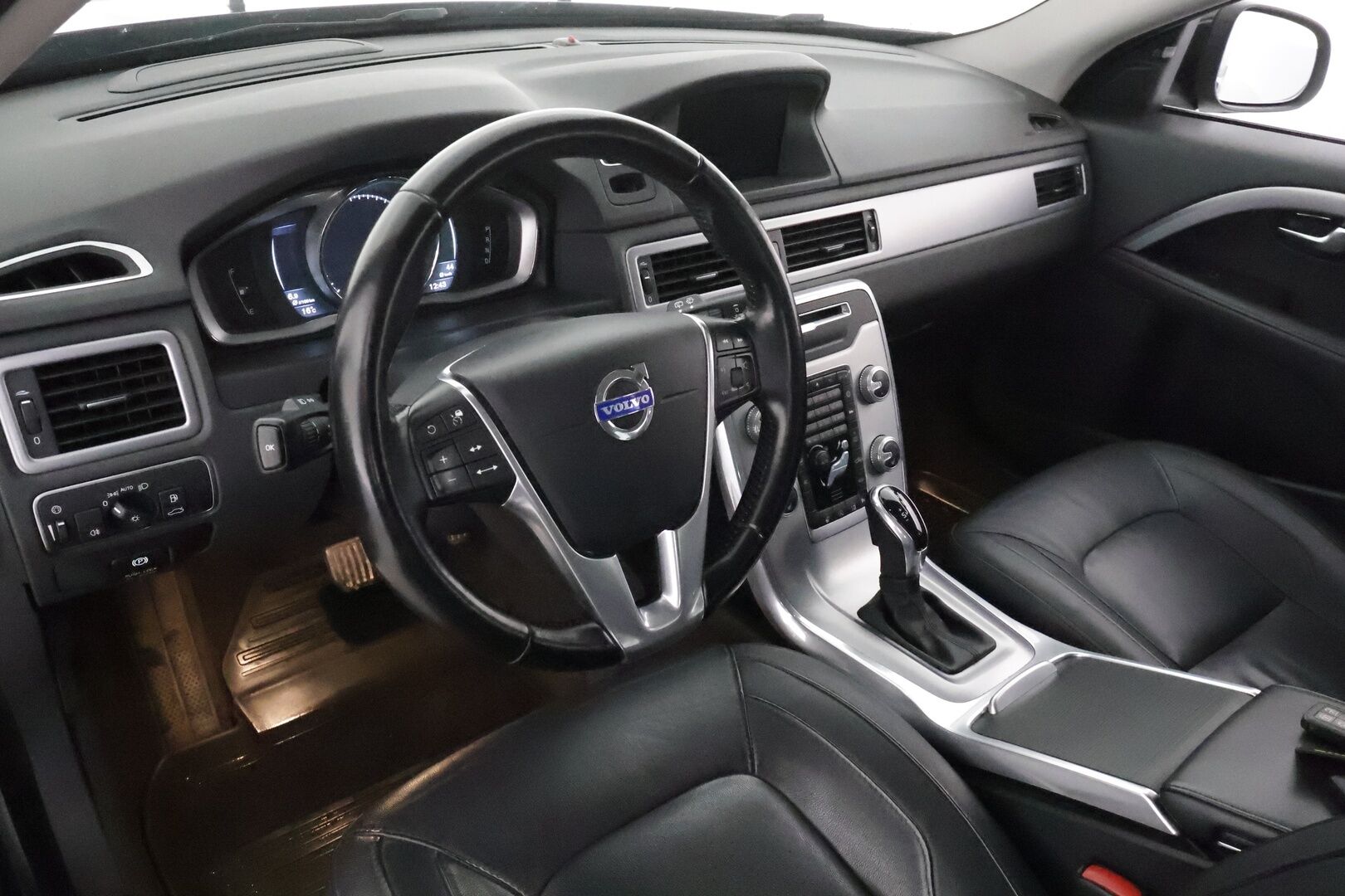 Volvo V70 2015 D4 Summum aut **Webasto / Muistipenkki / Adapt.vakkari / BLIS / Nahkapenkit / P.tutkat / Navi / KeylessGo** - Suomi-auto / Kahdet renkaat aluvanteilla / Sähköluukku