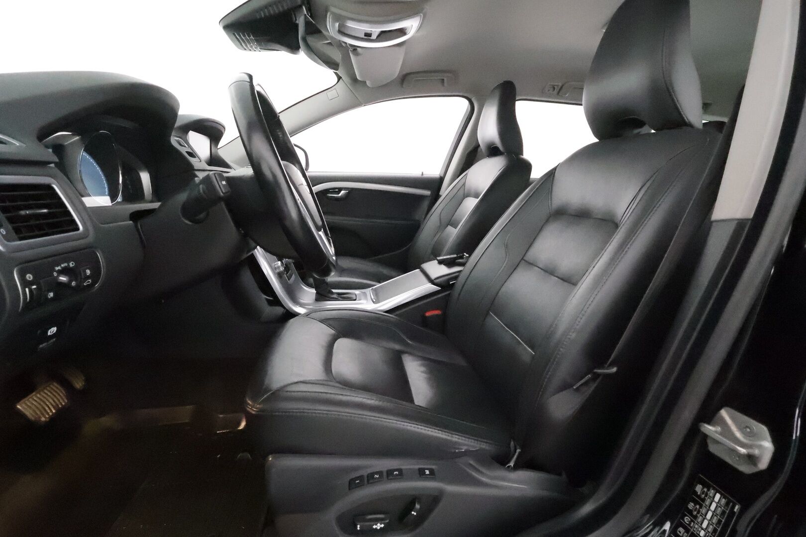Volvo V70 2015 D4 Summum aut **Webasto / Muistipenkki / Adapt.vakkari / BLIS / Nahkapenkit / P.tutkat / Navi / KeylessGo** - Suomi-auto / Kahdet renkaat aluvanteilla / Sähköluukku