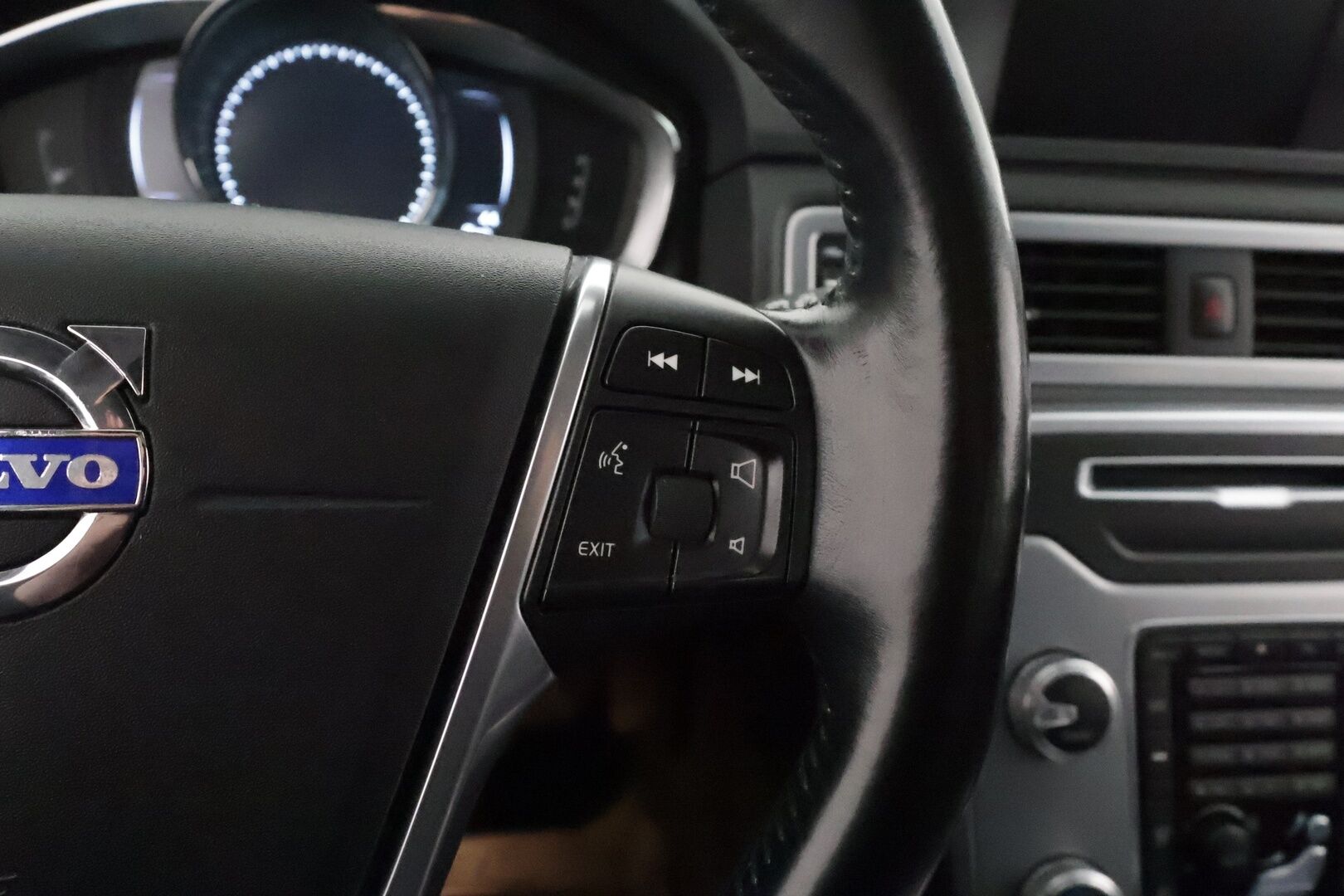 Volvo V70 2015 D4 Summum aut **Webasto / Muistipenkki / Adapt.vakkari / BLIS / Nahkapenkit / P.tutkat / Navi / KeylessGo** - Suomi-auto / Kahdet renkaat aluvanteilla / Sähköluukku