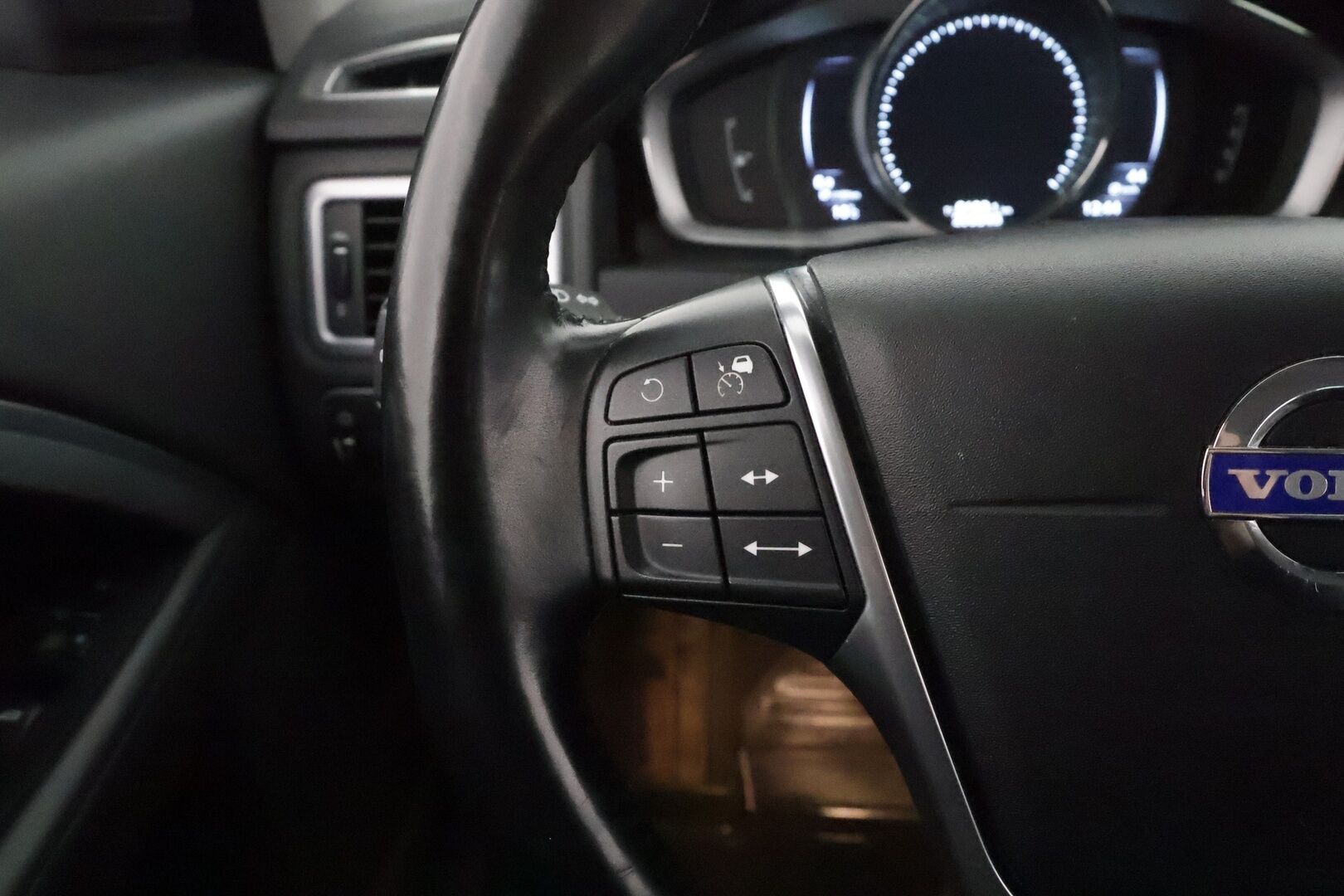 Volvo V70 2015 D4 Summum aut **Webasto / Muistipenkki / Adapt.vakkari / BLIS / Nahkapenkit / P.tutkat / Navi / KeylessGo** - Suomi-auto / Kahdet renkaat aluvanteilla / Sähköluukku
