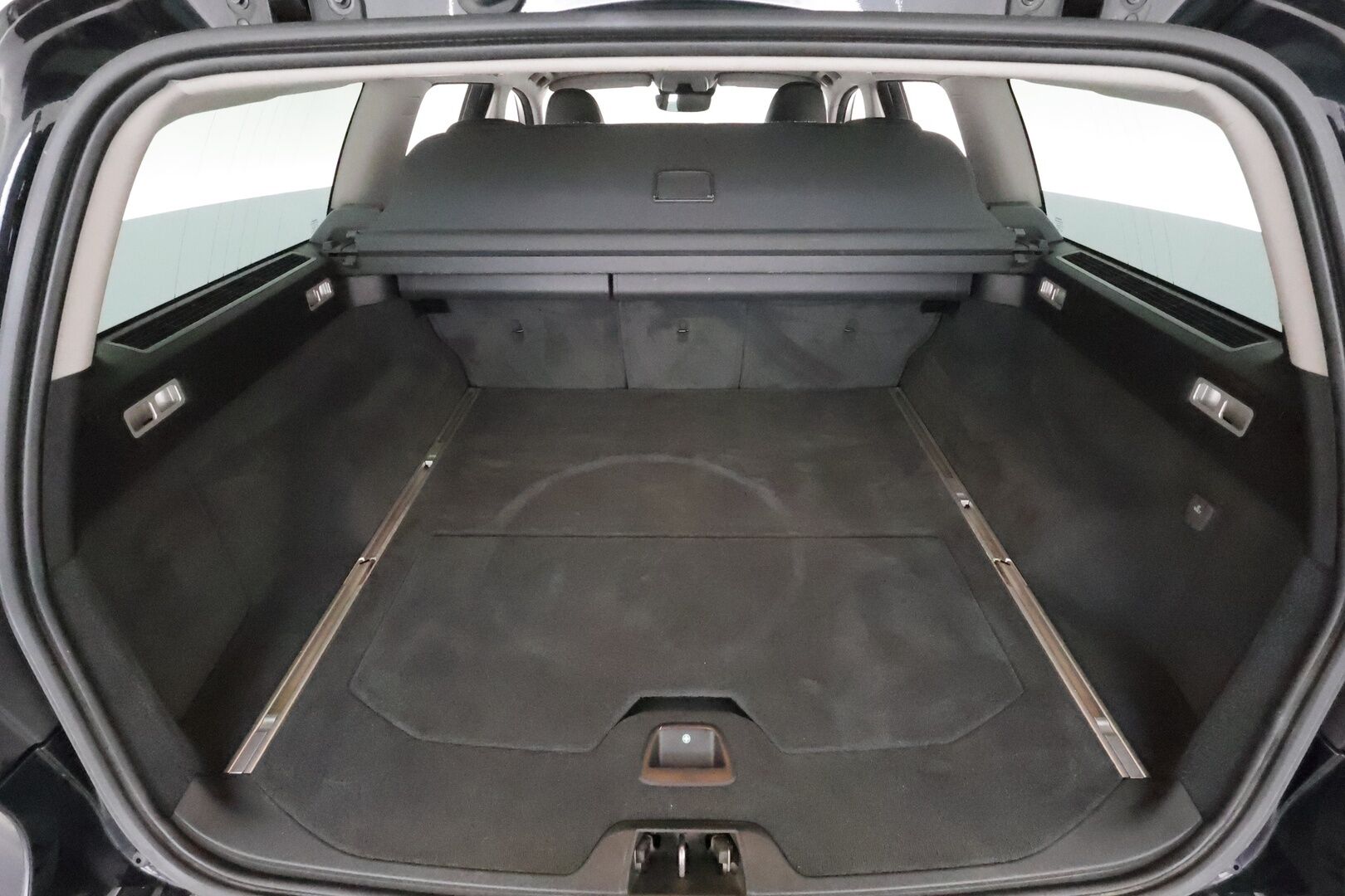Volvo V70 2015 D4 Summum aut **Webasto / Muistipenkki / Adapt.vakkari / BLIS / Nahkapenkit / P.tutkat / Navi / KeylessGo** - Suomi-auto / Kahdet renkaat aluvanteilla / Sähköluukku