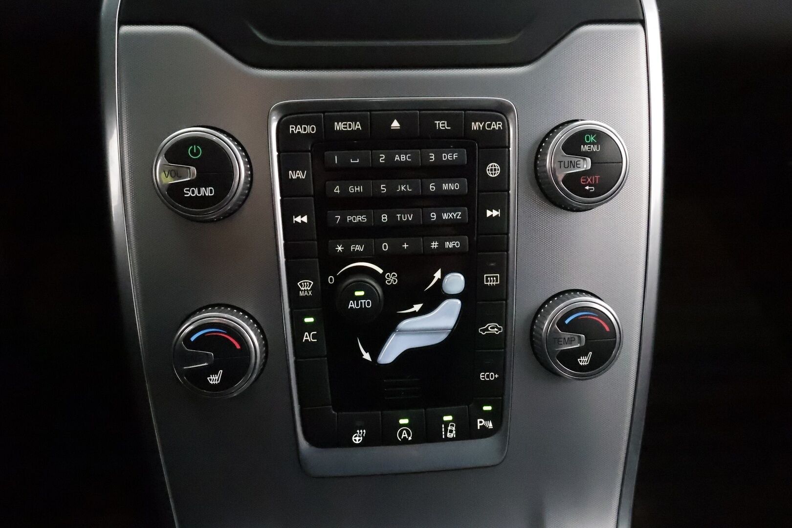 Volvo V70 2015 D4 Summum aut **Webasto / Muistipenkki / Adapt.vakkari / BLIS / Nahkapenkit / P.tutkat / Navi / KeylessGo** - Suomi-auto / Kahdet renkaat aluvanteilla / Sähköluukku