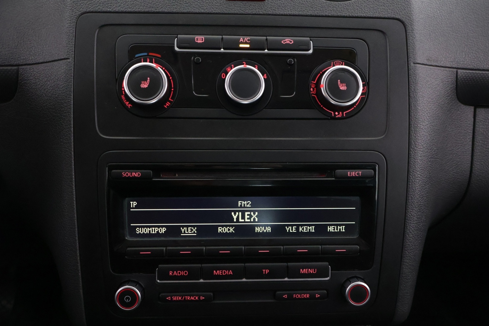 Volkswagen Caddy Maxi 2015 Trendline Family 1,6 TDI 75 kW BlueMotion Technology 7-paik **Vakkari / Lohkolämmitin / Radio / Penkinlämmittimet** - / Kahdet hyvät renkaat ja juuri huollettu / 7 paikkainen / Todella vähän ajettu / 1.Om Suomi-auto / Ilmainen kotiintoimitus