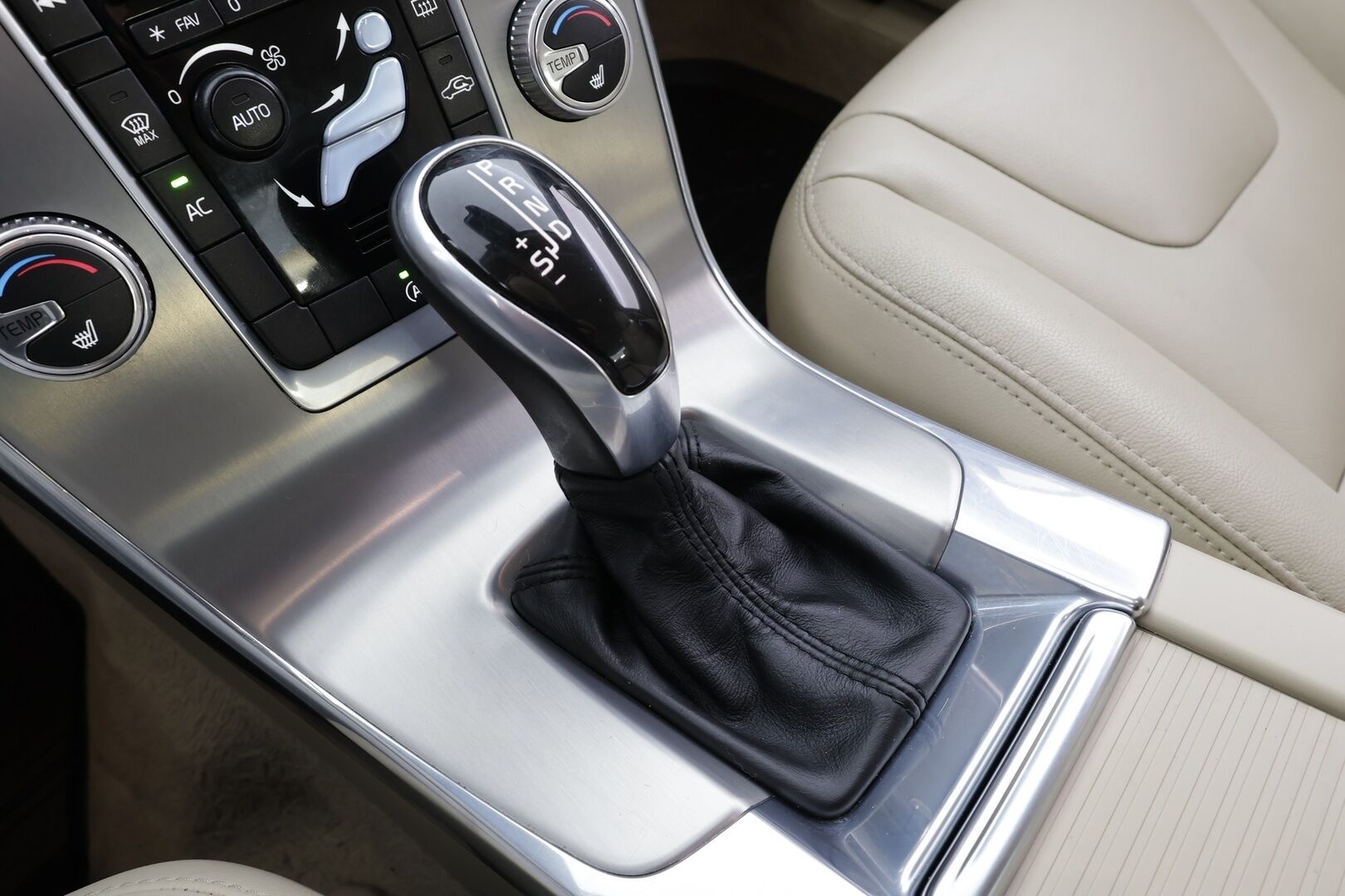 Volvo S60 2015 D4 Business aut * Suomi-auto / Vakkari / P.tutka / Navi / Xenon / Vaaleat nahat / Webasto / Digimittaristo / Kaarrevalot * - Kahdet renkaat aluvanteilla