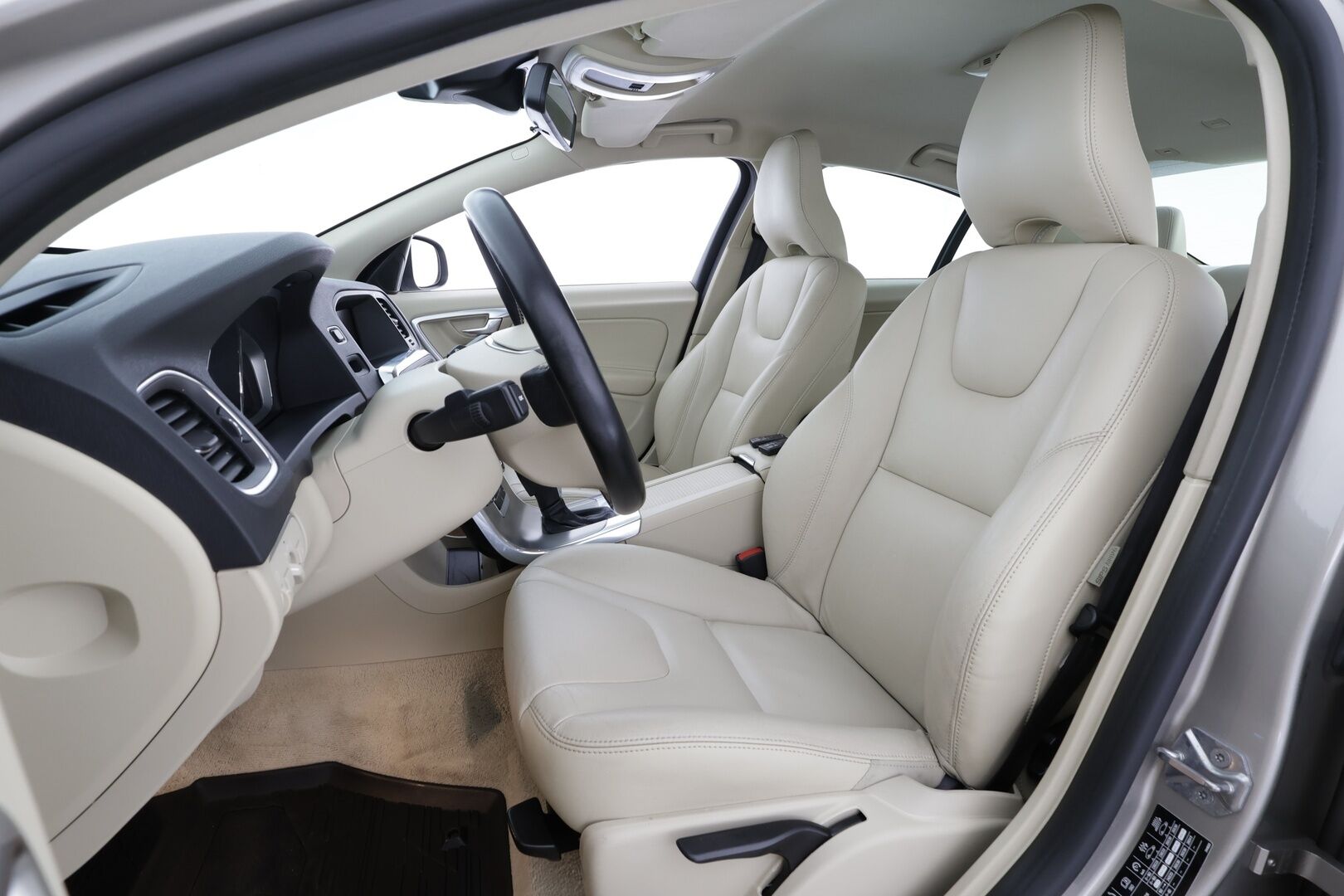 Volvo S60 2015 D4 Business aut * Suomi-auto / Vakkari / P.tutka / Navi / Xenon / Vaaleat nahat / Webasto / Digimittaristo / Kaarrevalot * - Kahdet renkaat aluvanteilla