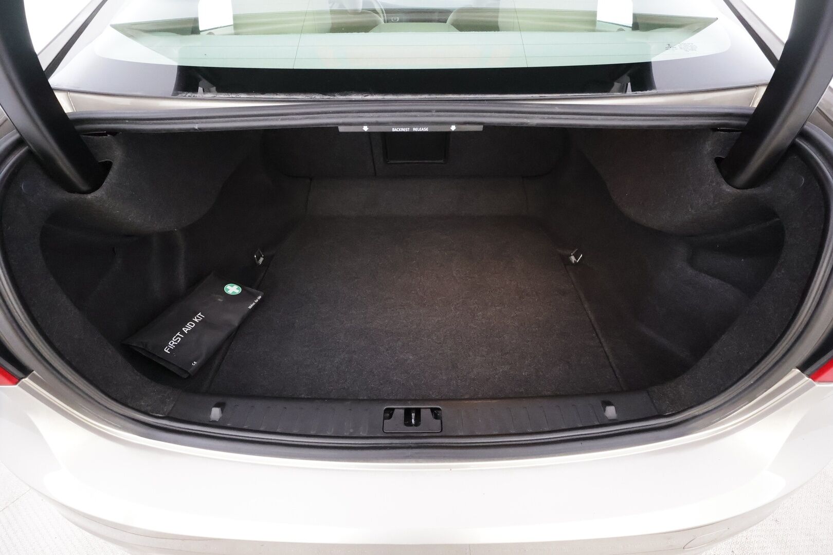 Volvo S60 2015 D4 Business aut * Suomi-auto / Vakkari / P.tutka / Navi / Xenon / Vaaleat nahat / Webasto / Digimittaristo / Kaarrevalot * - Kahdet renkaat aluvanteilla