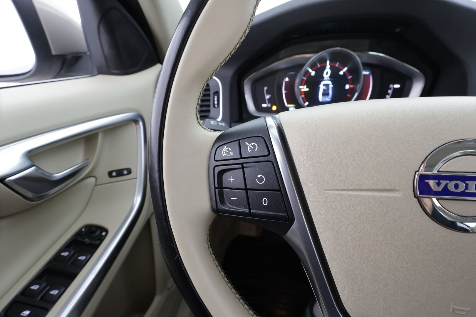 Volvo S60 2015 D4 Business aut * Suomi-auto / Vakkari / P.tutka / Navi / Xenon / Vaaleat nahat / Webasto / Digimittaristo / Kaarrevalot * - Kahdet renkaat aluvanteilla