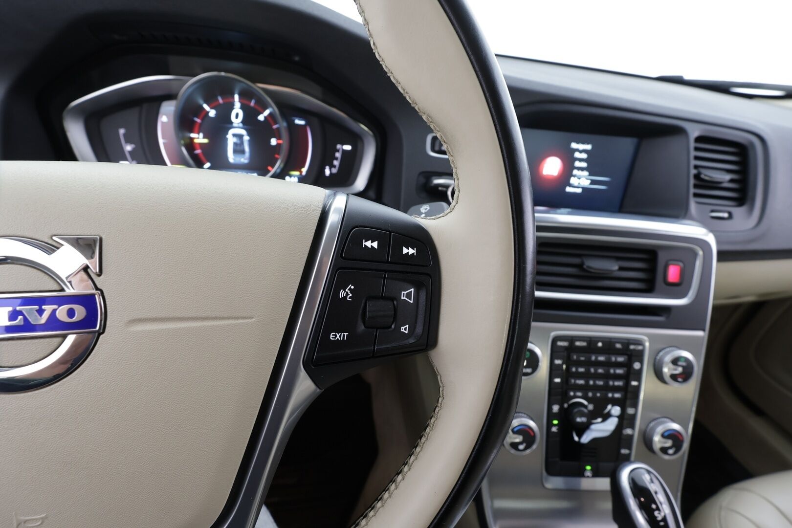 Volvo S60 2015 D4 Business aut * Suomi-auto / Vakkari / P.tutka / Navi / Xenon / Vaaleat nahat / Webasto / Digimittaristo / Kaarrevalot * - Kahdet renkaat aluvanteilla - HULLUT BLACKWEEK JATKOT - KORKOTARJOUS 2,49%