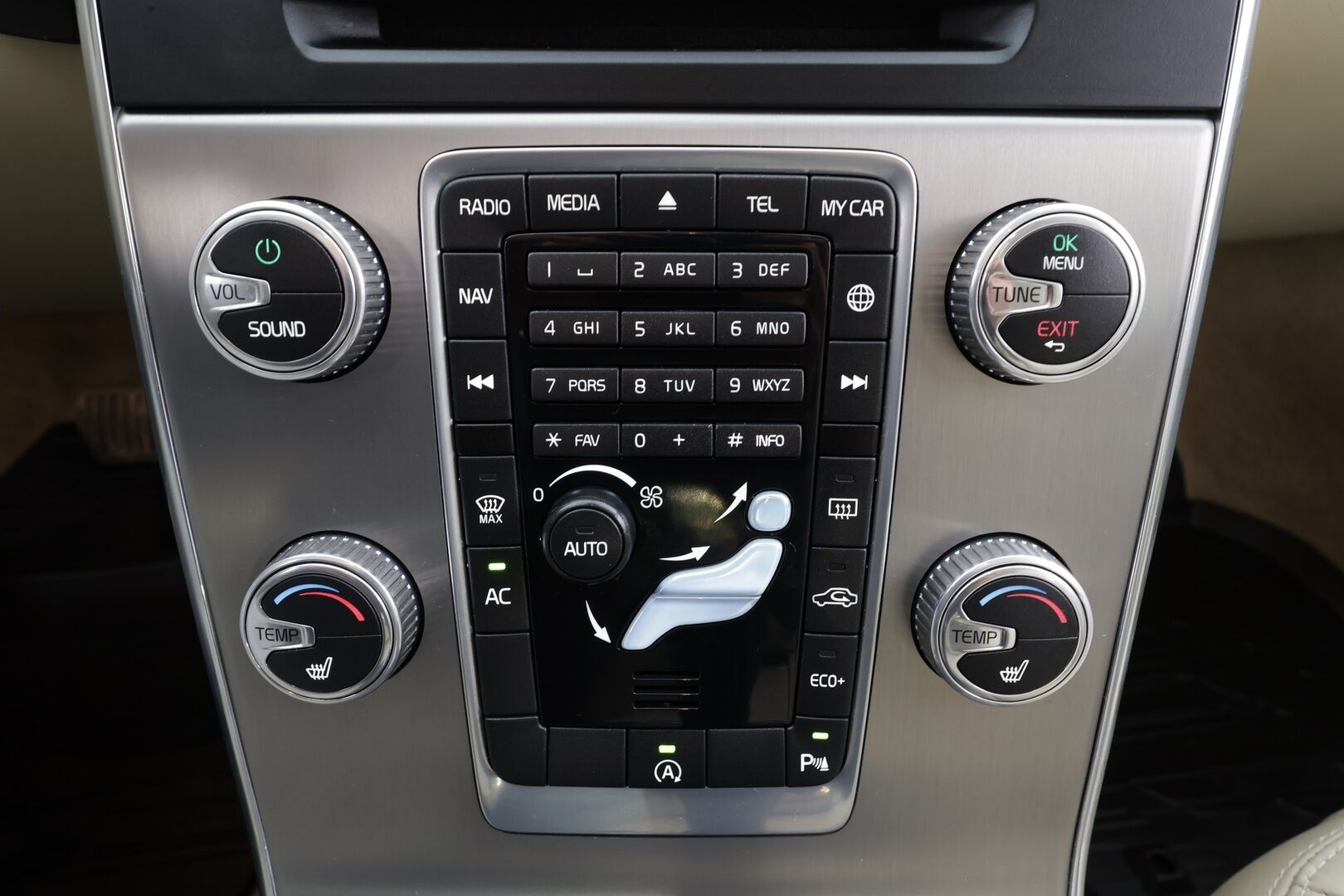 Volvo S60 2015 D4 Business aut * Suomi-auto / Vakkari / P.tutka / Navi / Xenon / Vaaleat nahat / Webasto / Digimittaristo / Kaarrevalot * - Kahdet renkaat aluvanteilla - HULLUT BLACKWEEK JATKOT - KORKOTARJOUS 2,49%