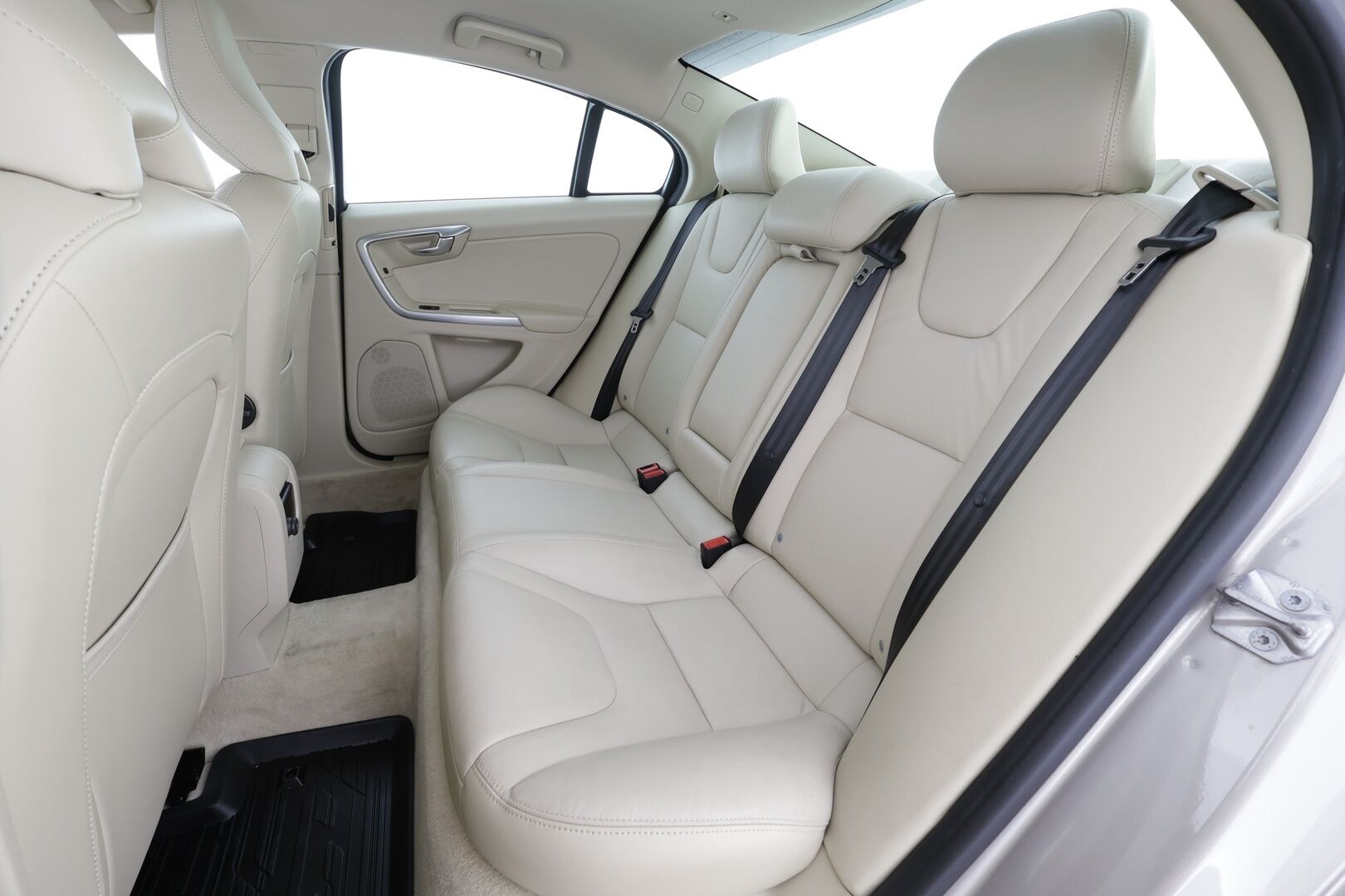 Volvo S60 2015 D4 Business aut * Suomi-auto / Vakkari / P.tutka / Navi / Xenon / Vaaleat nahat / Webasto / Digimittaristo / Kaarrevalot * - Kahdet renkaat aluvanteilla - HULLUT BLACKWEEK JATKOT - KORKOTARJOUS 2,49%