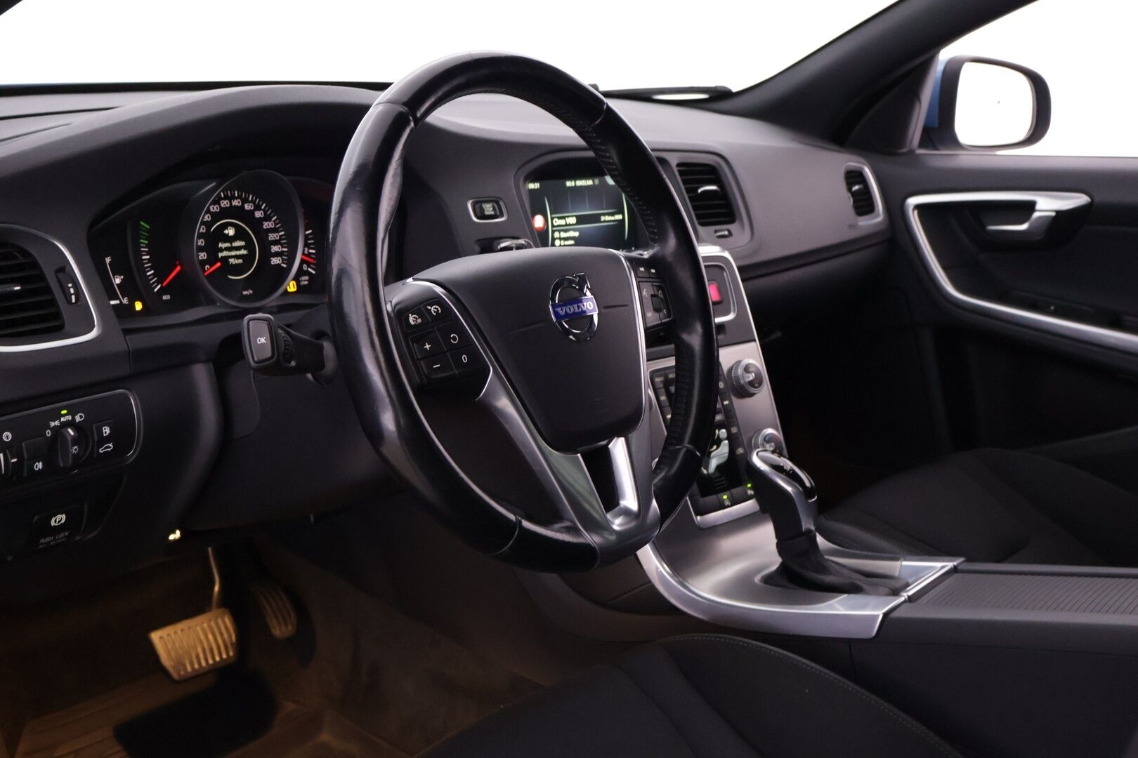 Volvo V60 2015 D2 Business Edition aut - | Vakkari | Webasto | Tutka | Xenon | Hyvin huollettu | Juuri katsastettu | Kahdet hyväkuntoiset renkaat |