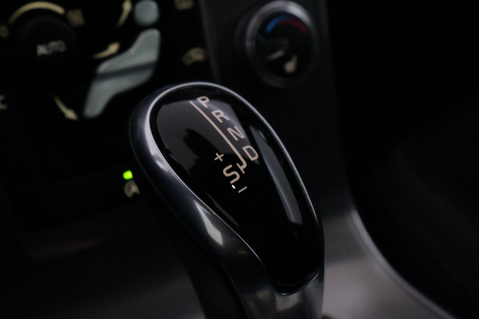 Volvo V60 2015 D2 Business Edition aut - | Vakkari | Webasto | Tutka | Xenon | Hyvin huollettu | Juuri katsastettu | Kahdet hyväkuntoiset renkaat |