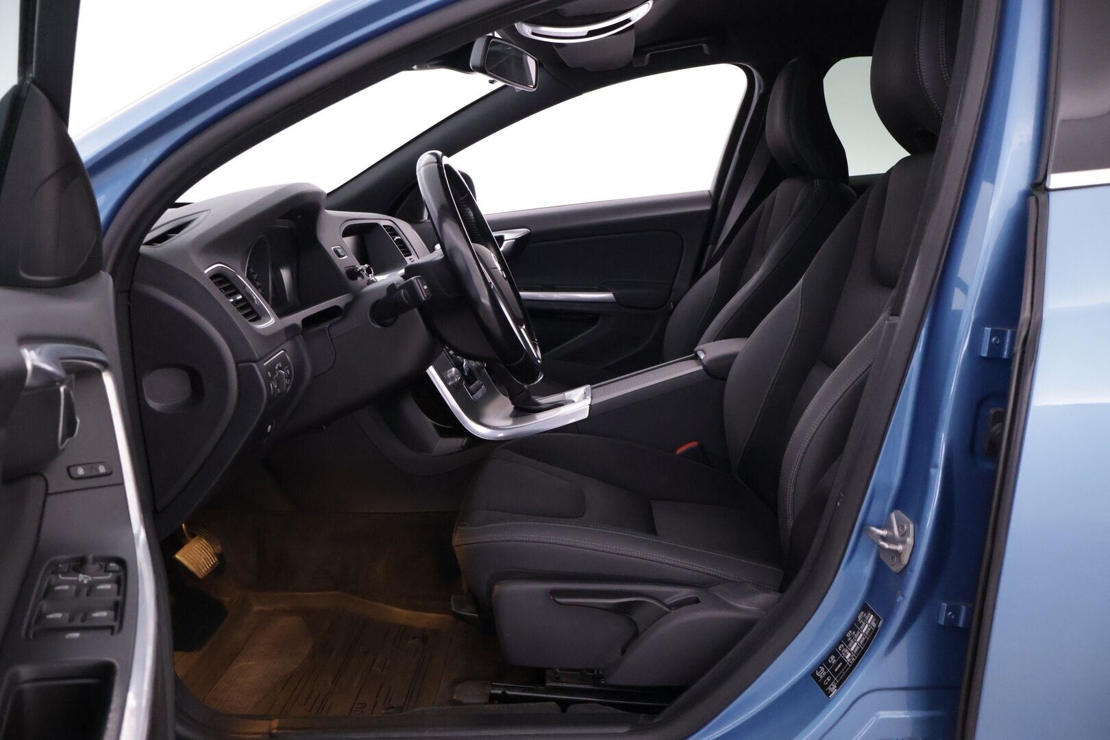 Volvo V60 2015 D2 Business Edition aut - | Vakkari | Webasto | Tutka | Xenon | Hyvin huollettu | Juuri katsastettu | Kahdet hyväkuntoiset renkaat |