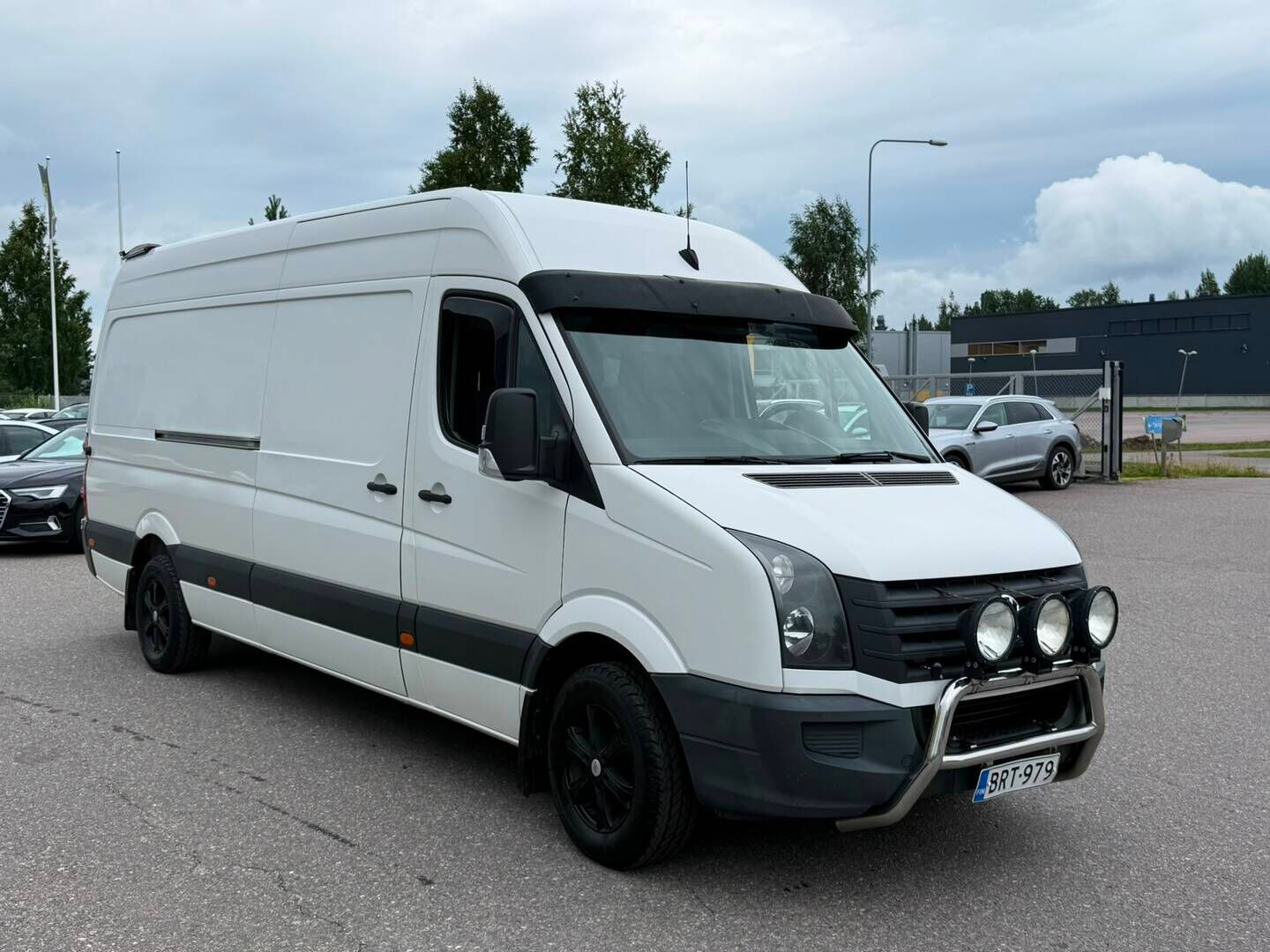 Volkswagen Crafter 2014 2.0 TDI Pitkä-Korkea KA - PA-Lämmittin | Vetokoukku | P*Kamera | Työpöytä | BT | 2X renkaat&alumiinivanteet | Kevyt-Kuorma auto
