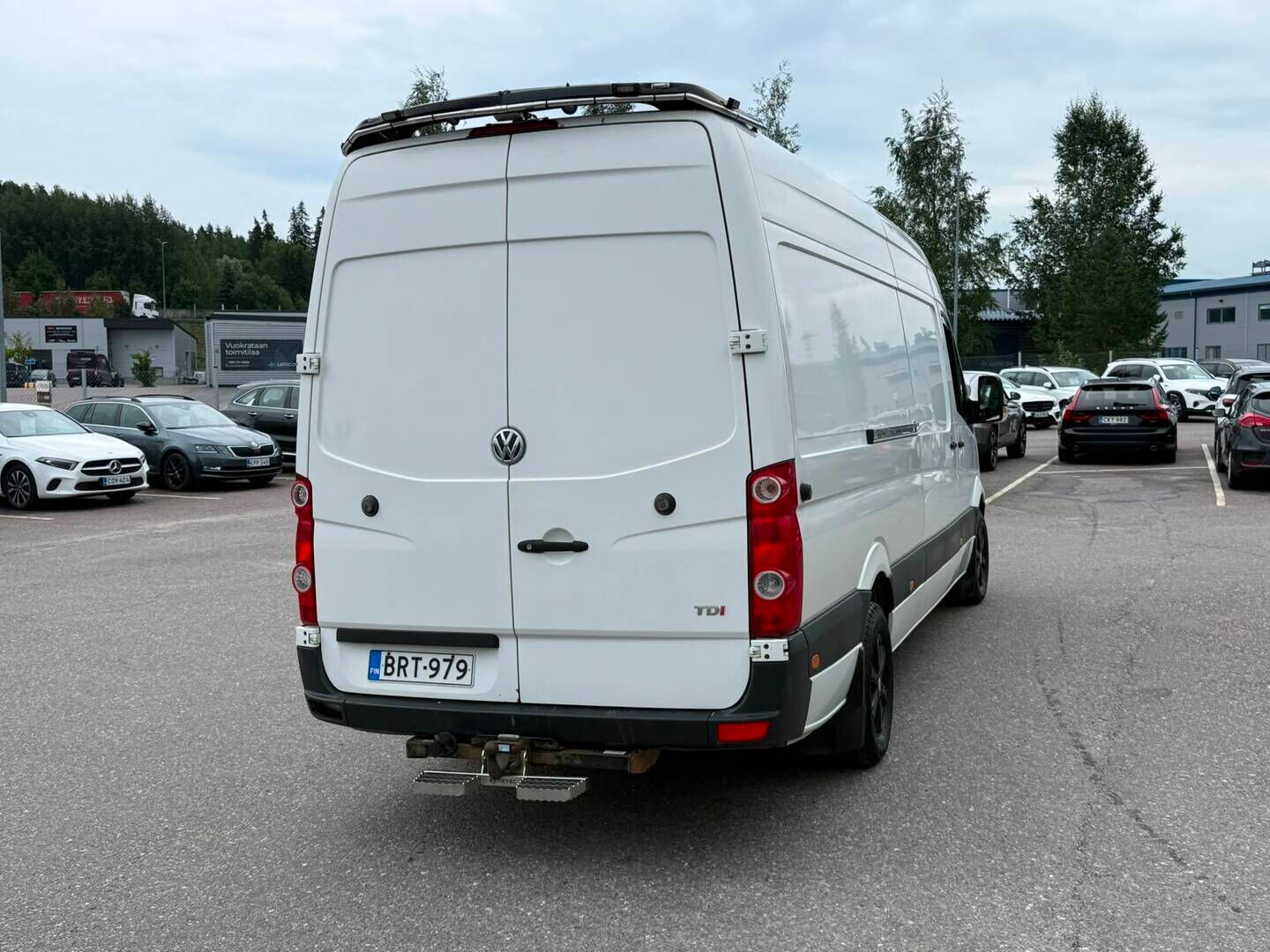 Volkswagen Crafter 2014 2.0 TDI Pitkä-Korkea KA - PA-Lämmittin | Vetokoukku | P*Kamera | Työpöytä | BT | 2X renkaat&alumiinivanteet | Kevyt-Kuorma auto