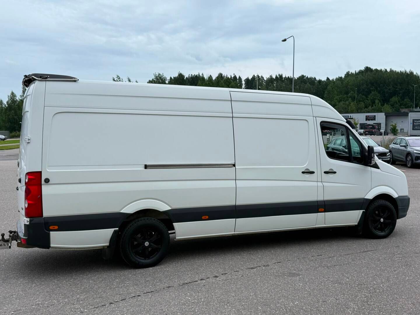 Volkswagen Crafter 2014 2.0 TDI Pitkä-Korkea KA - PA-Lämmittin | Vetokoukku | P*Kamera | Työpöytä | BT | 2X renkaat&alumiinivanteet | Kevyt-Kuorma auto