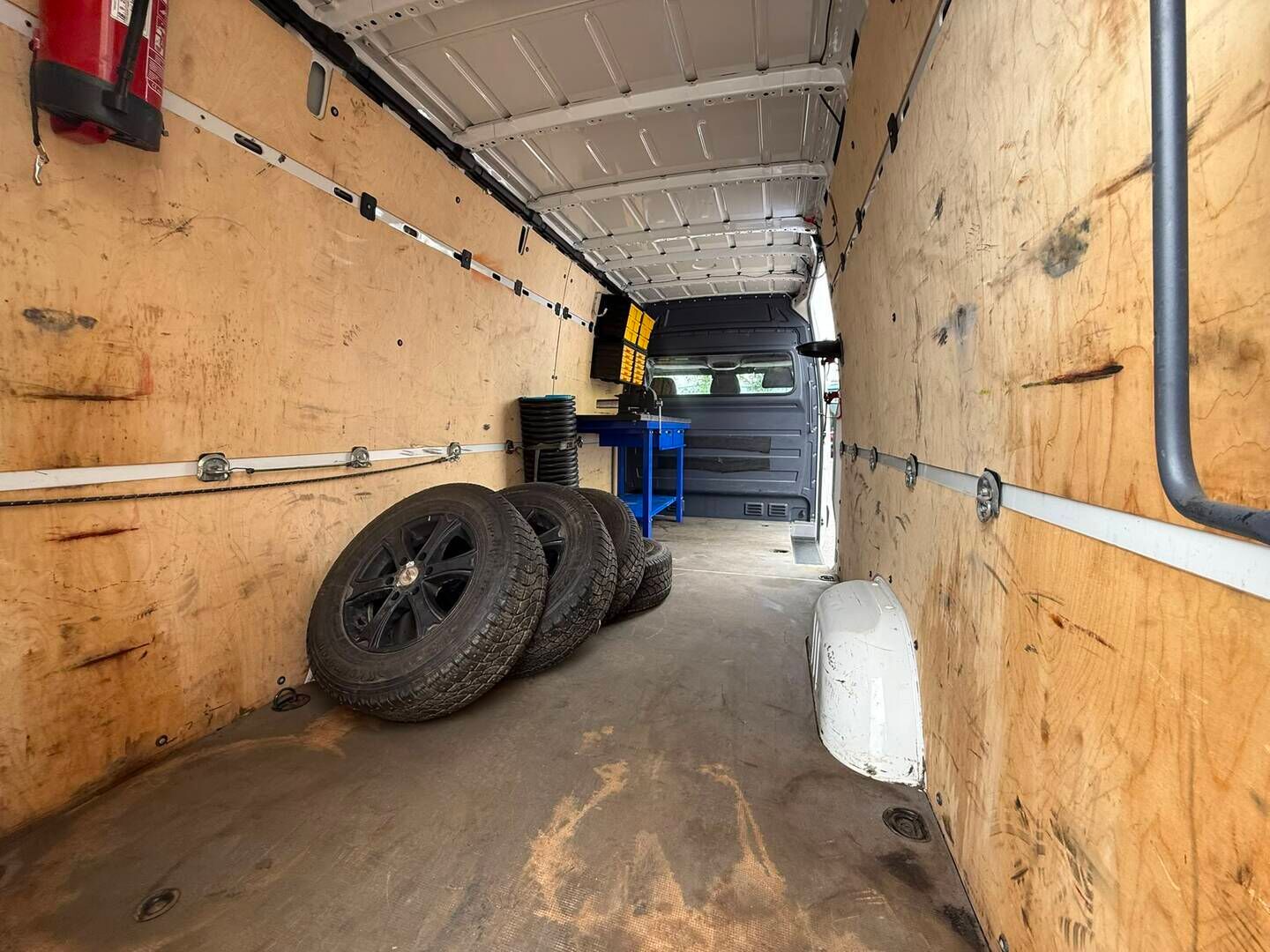 Volkswagen Crafter 2014 2.0 TDI Pitkä-Korkea KA - PA-Lämmittin | Vetokoukku | P*Kamera | Työpöytä | BT | 2X renkaat&alumiinivanteet | Kevyt-Kuorma auto