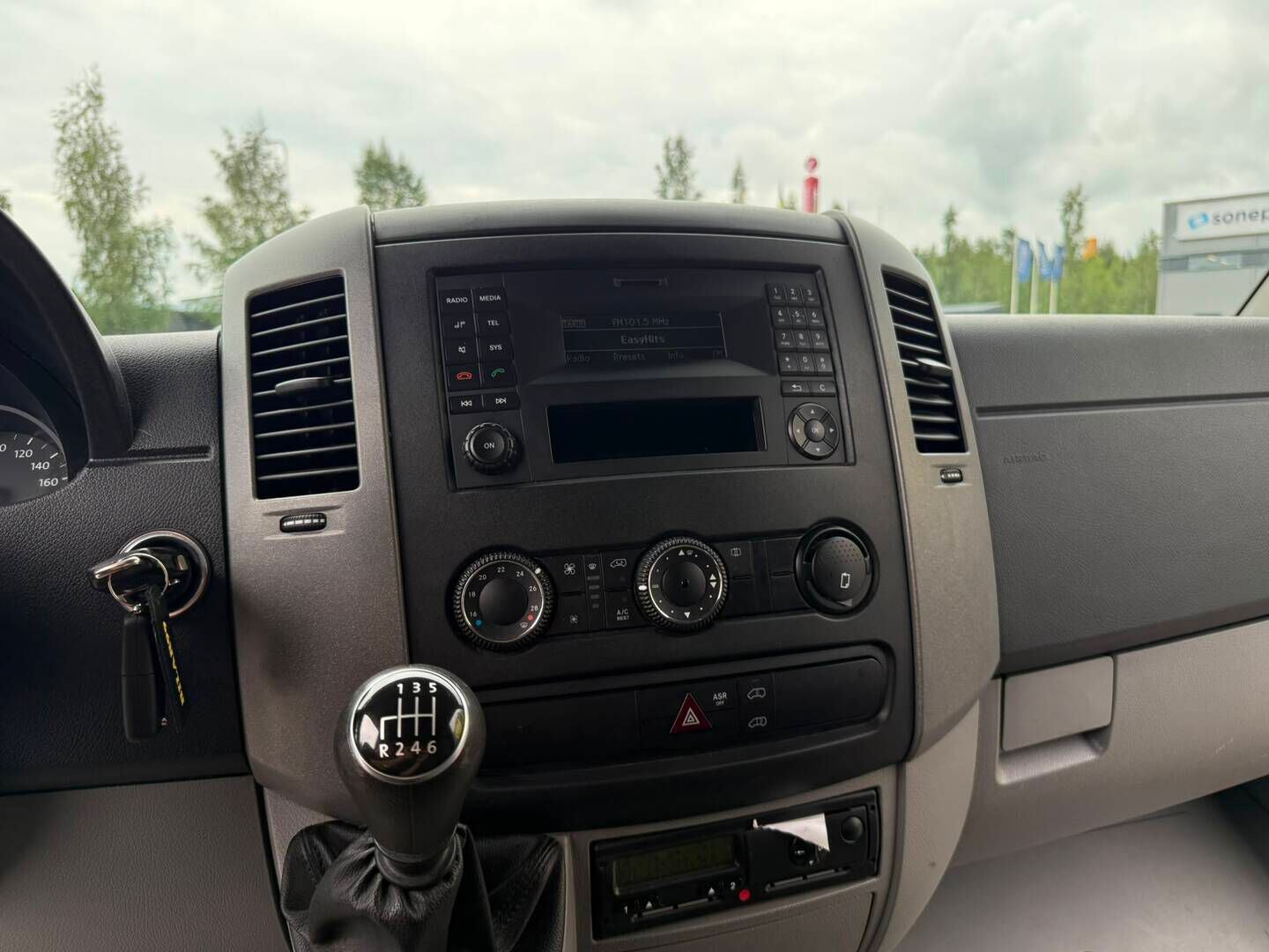 Volkswagen Crafter 2014 2.0 TDI Pitkä-Korkea KA - PA-Lämmittin | Vetokoukku | P*Kamera | Työpöytä | BT | 2X renkaat&alumiinivanteet | Kevyt-Kuorma auto