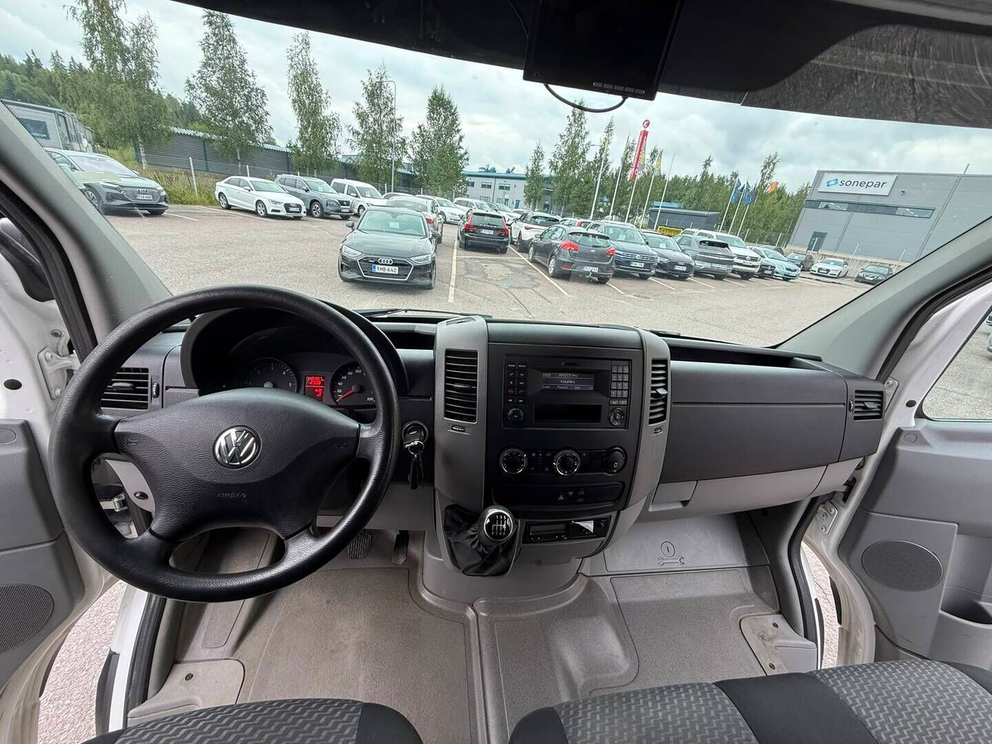 Volkswagen Crafter 2014 2.0 TDI Pitkä-Korkea KA - PA-Lämmittin | Vetokoukku | P*Kamera | Työpöytä | BT | 2X renkaat&alumiinivanteet | Kevyt-Kuorma auto