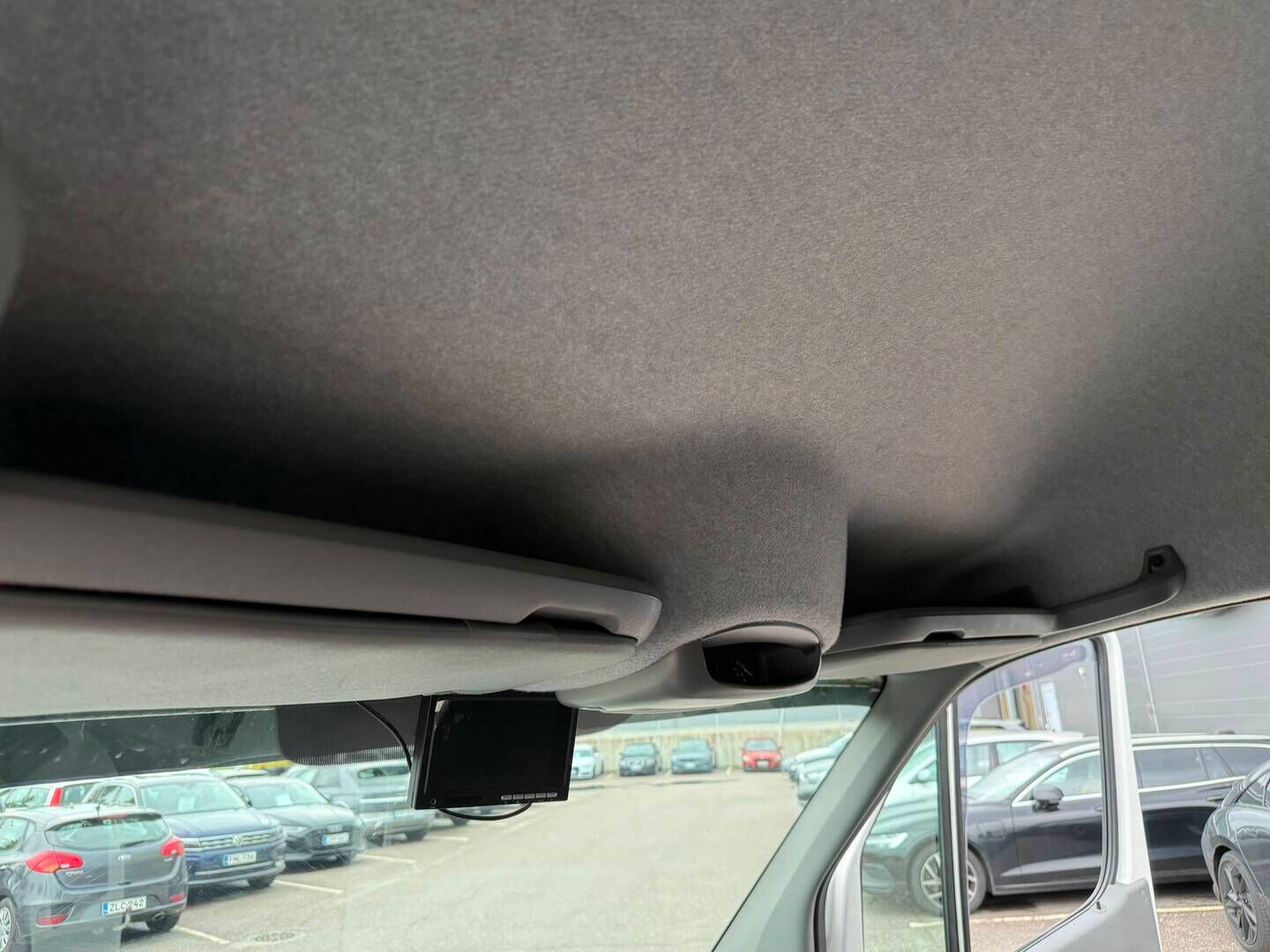 Volkswagen Crafter 2014 2.0 TDI Pitkä-Korkea KA - PA-Lämmittin | Vetokoukku | P*Kamera | Työpöytä | BT | 2X renkaat&alumiinivanteet | Kevyt-Kuorma auto