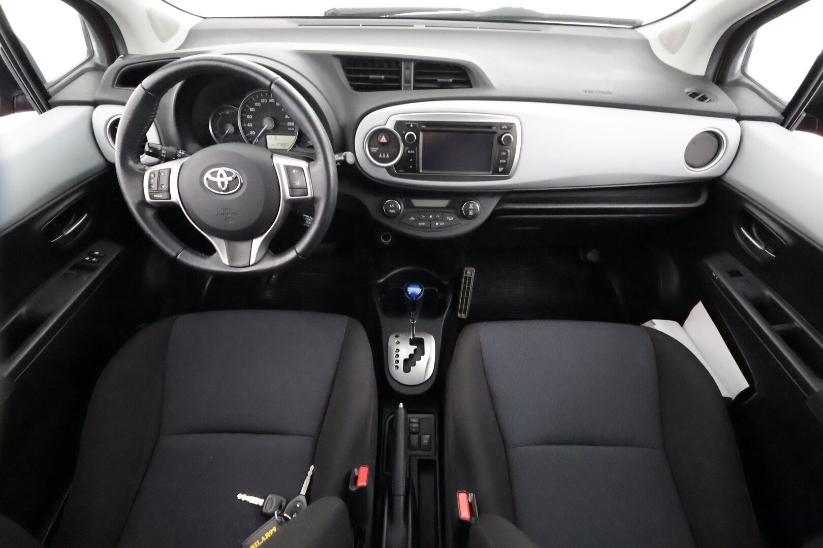 Toyota Yaris 2014 Hybrid Active 5ov - | P.kamera | Navi | Lohko+sisälämmitin | Vakkari | Aut. ilmastointi | Bluetooth | Penkinlämmittimet | 2x renkaat vanteineen | Huoltokirja | 