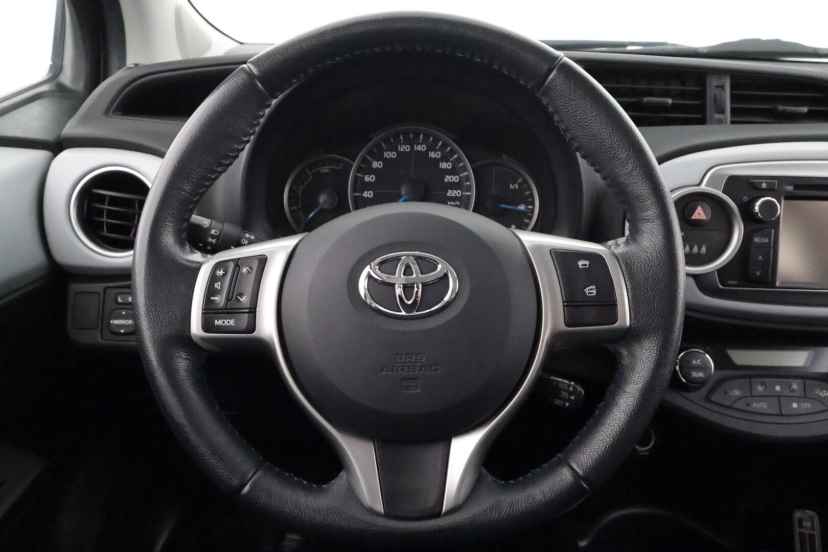 Toyota Yaris 2014 Hybrid Active 5ov - | P.kamera | Navi | Lohko+sisälämmitin | Vakkari | Aut. ilmastointi | Bluetooth | Penkinlämmittimet | 2x renkaat vanteineen | Huoltokirja | 