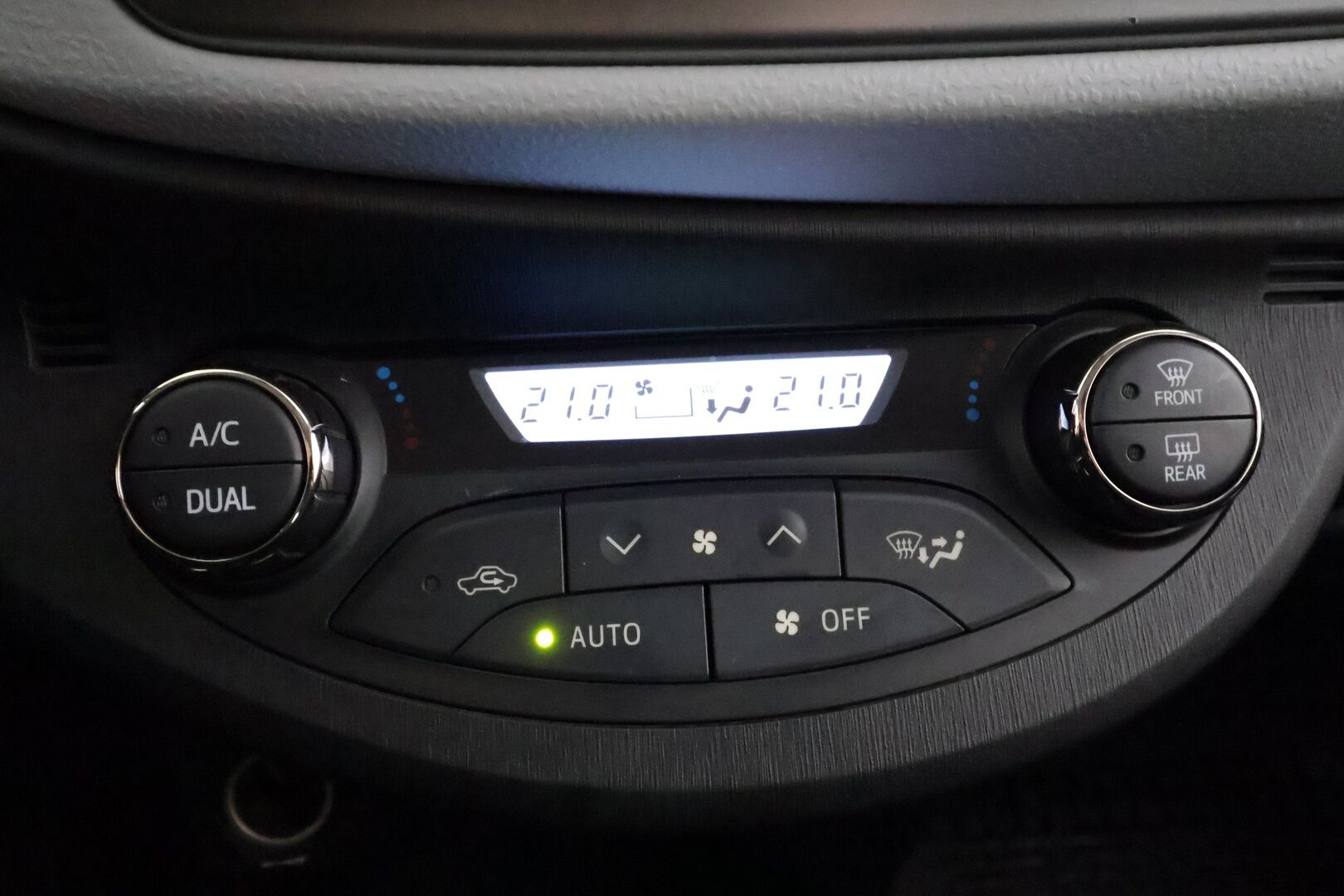 Toyota Yaris 2014 Hybrid Active 5ov - | P.kamera | Navi | Lohko+sisälämmitin | Vakkari | Aut. ilmastointi | Bluetooth | Penkinlämmittimet | 2x renkaat vanteineen | Huoltokirja | 