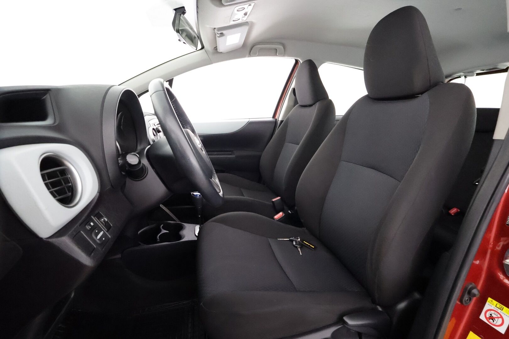 Toyota Yaris 2014 Hybrid Active 5ov - | P.kamera | Navi | Lohko+sisälämmitin | Vakkari | Aut. ilmastointi | Bluetooth | Penkinlämmittimet | 2x renkaat vanteineen | Huoltokirja | 