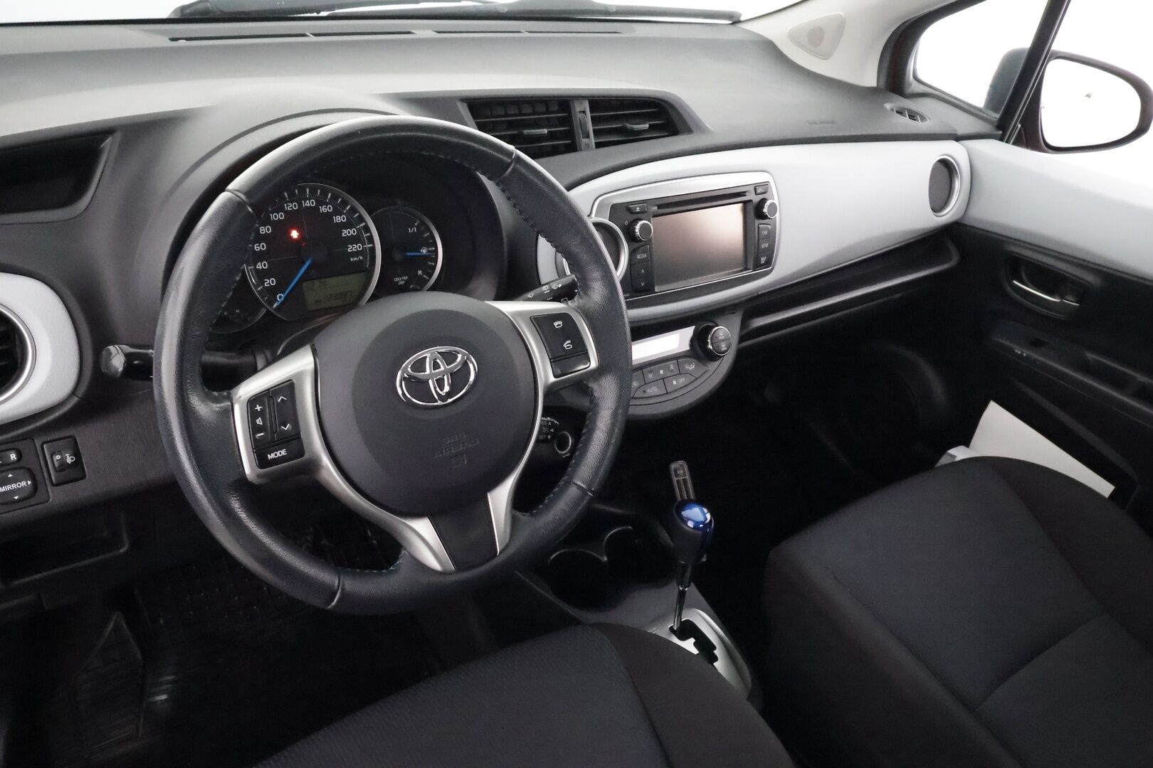 Toyota Yaris 2014 Hybrid Active 5ov - | P.kamera | Navi | Lohko+sisälämmitin | Vakkari | Aut. ilmastointi | Bluetooth | Penkinlämmittimet | 2x renkaat vanteineen | Huoltokirja | 