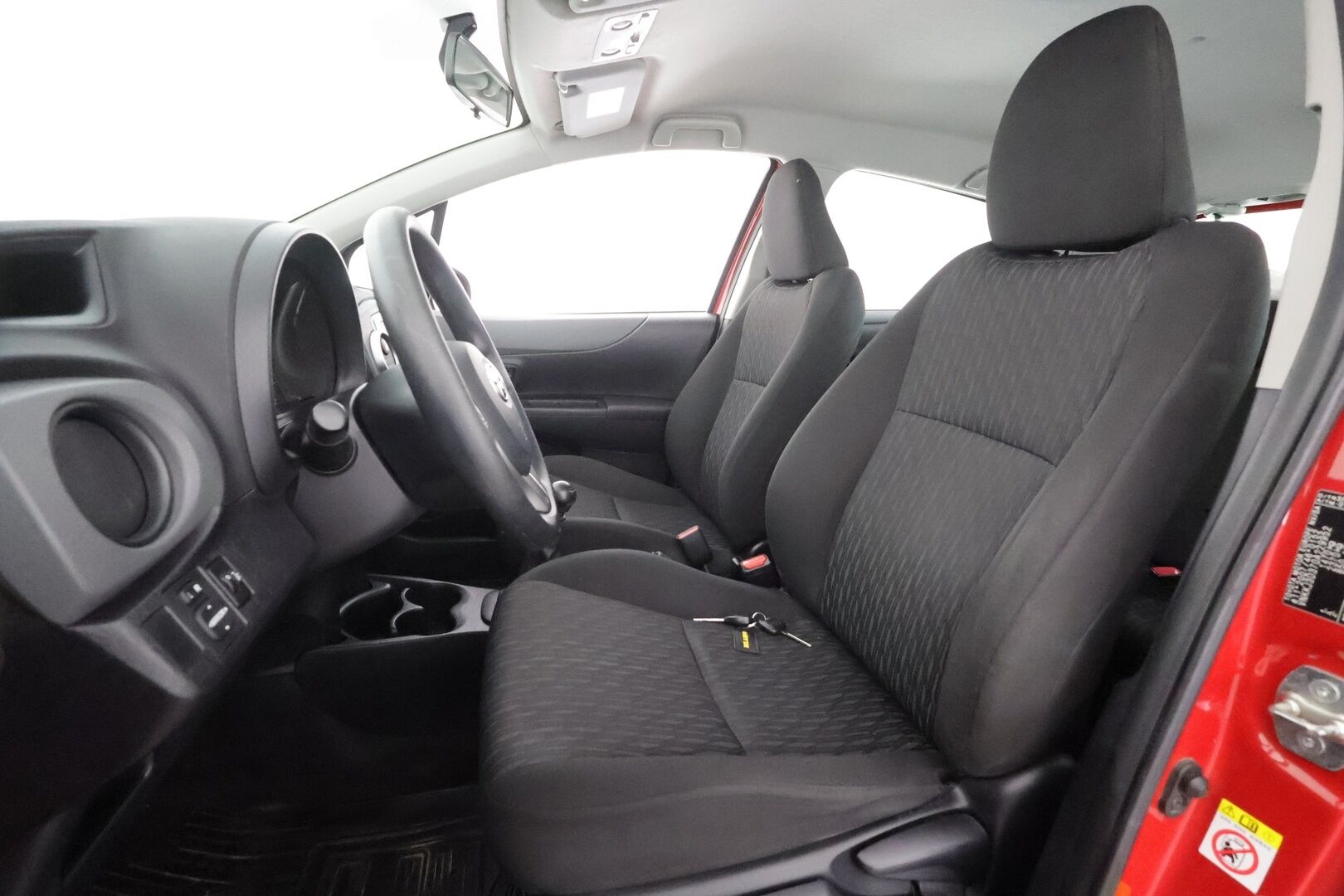 Toyota Yaris 2015 1,33 Dual VVT-i Life 5ov * Suomi-auto / Lohkolämmitin  / Radio / Ilmastointi / 2x Renkaat *