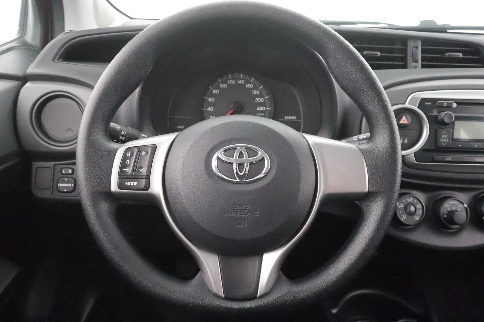 Toyota Yaris 2015 1,33 Dual VVT-i Life 5ov * Suomi-auto / Lohkolämmitin  / Radio / Ilmastointi / 2x Renkaat *