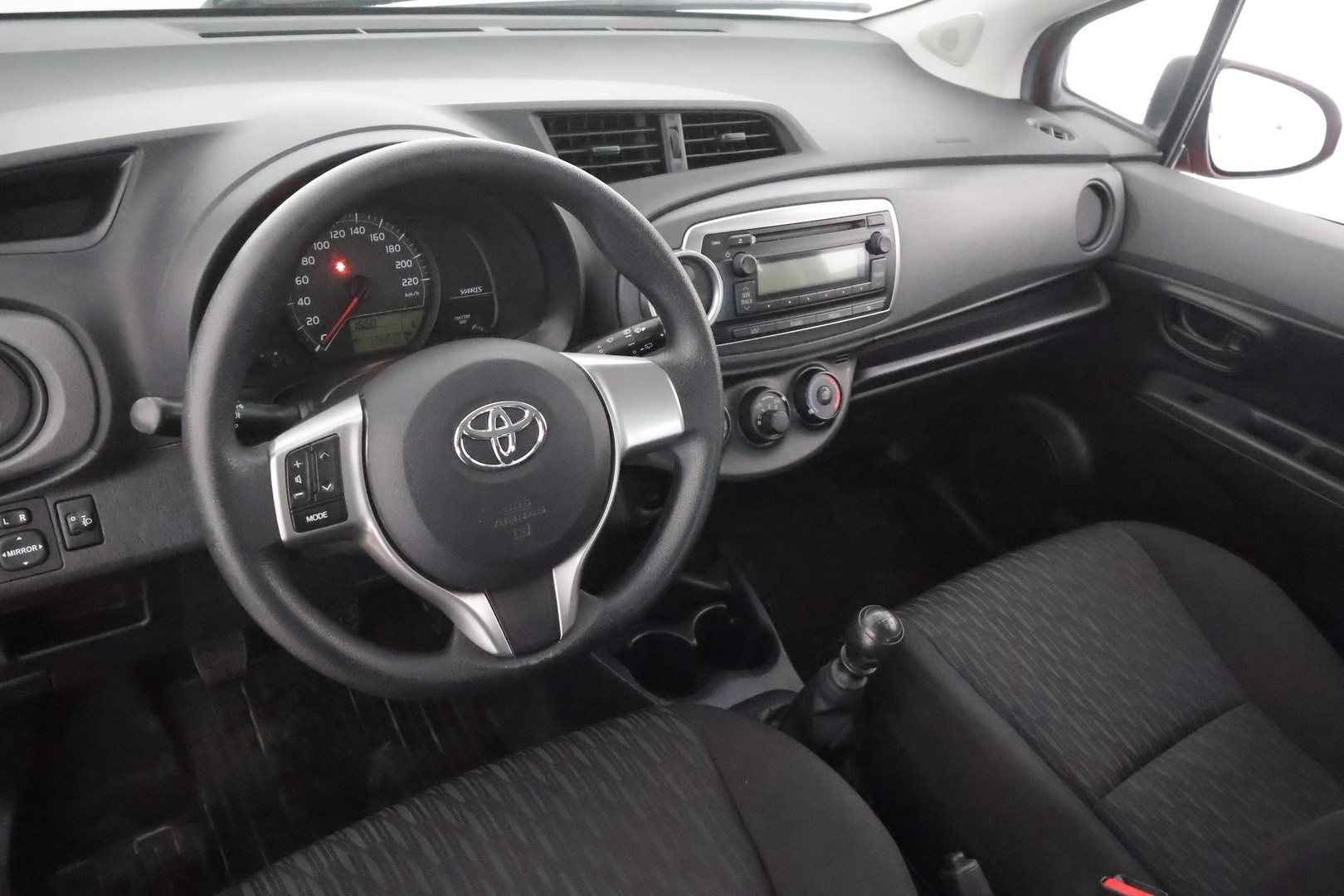 Toyota Yaris 2015 1,33 Dual VVT-i Life 5ov * Suomi-auto / Lohkolämmitin  / Radio / Ilmastointi / 2x Renkaat *