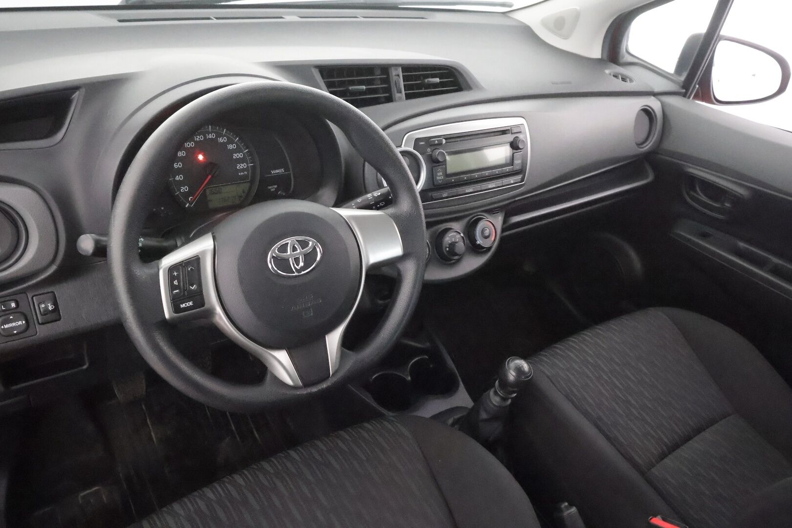 Toyota Yaris 2015 1,33 Dual VVT-i Life 5ov * Suomi-auto / Lohkolämmitin  / Radio / Ilmastointi / 2x Renkaat *