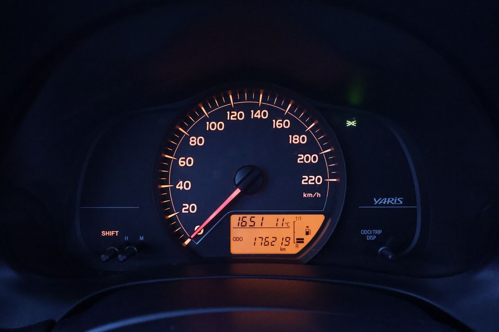 Toyota Yaris 2015 1,33 Dual VVT-i Life 5ov * Suomi-auto / Lohkolämmitin  / Radio / Ilmastointi / 2x Renkaat *