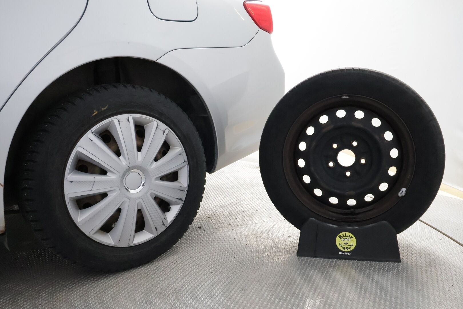 Toyota Corolla 2010 1,33 Dual VVT-i Linea Sol 4ov * Suomiauto / Aut.Ilmastointi / Lohko & Sisäpistoke / Metalliväri / 2x Renkaat! - Juuri huollettu! - HULLUT AVAJAISHULINAT KORKOTARJOUS 3,29 %